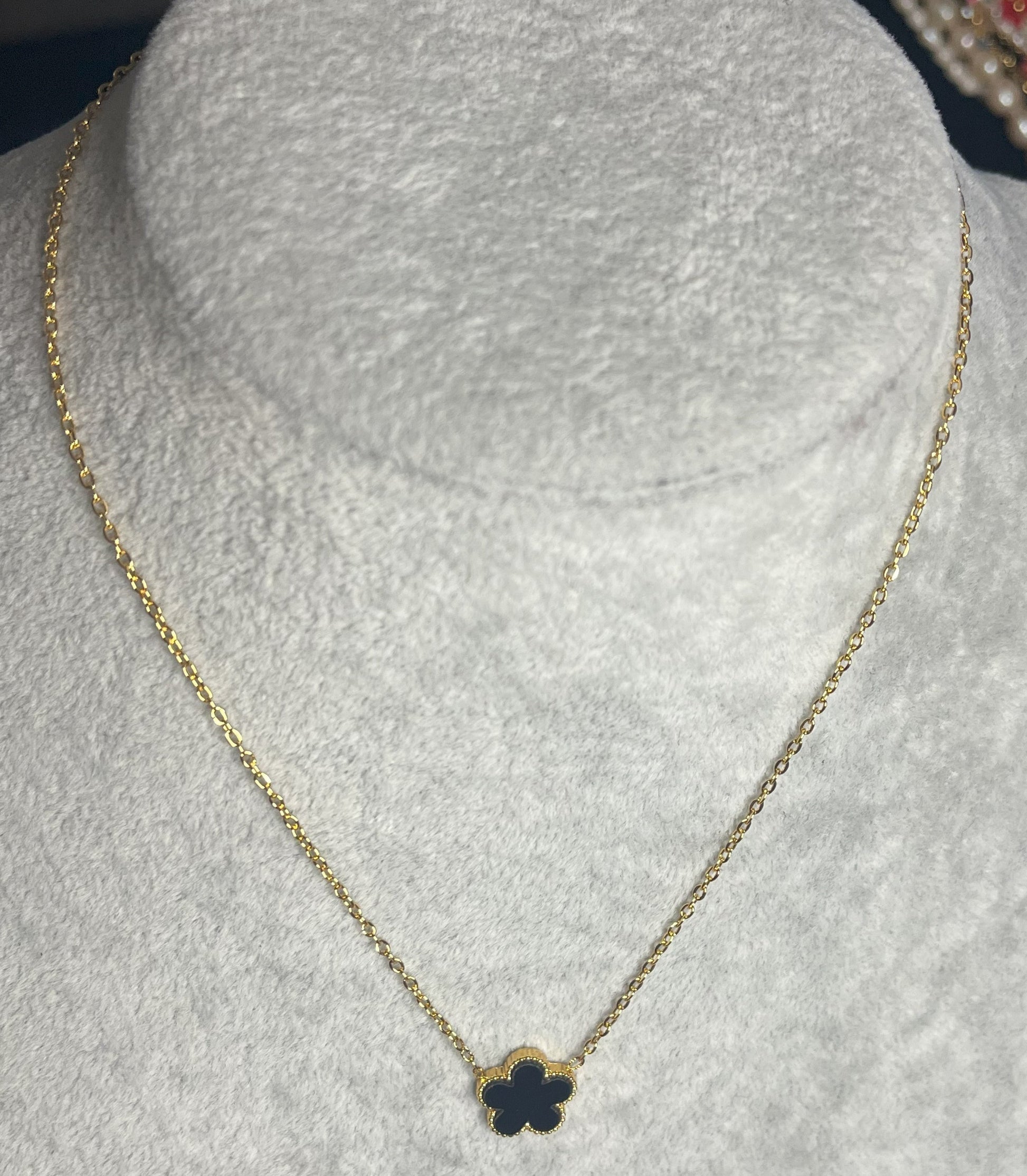 Collana ciondolo stella nero e catena dorata su busto espositore