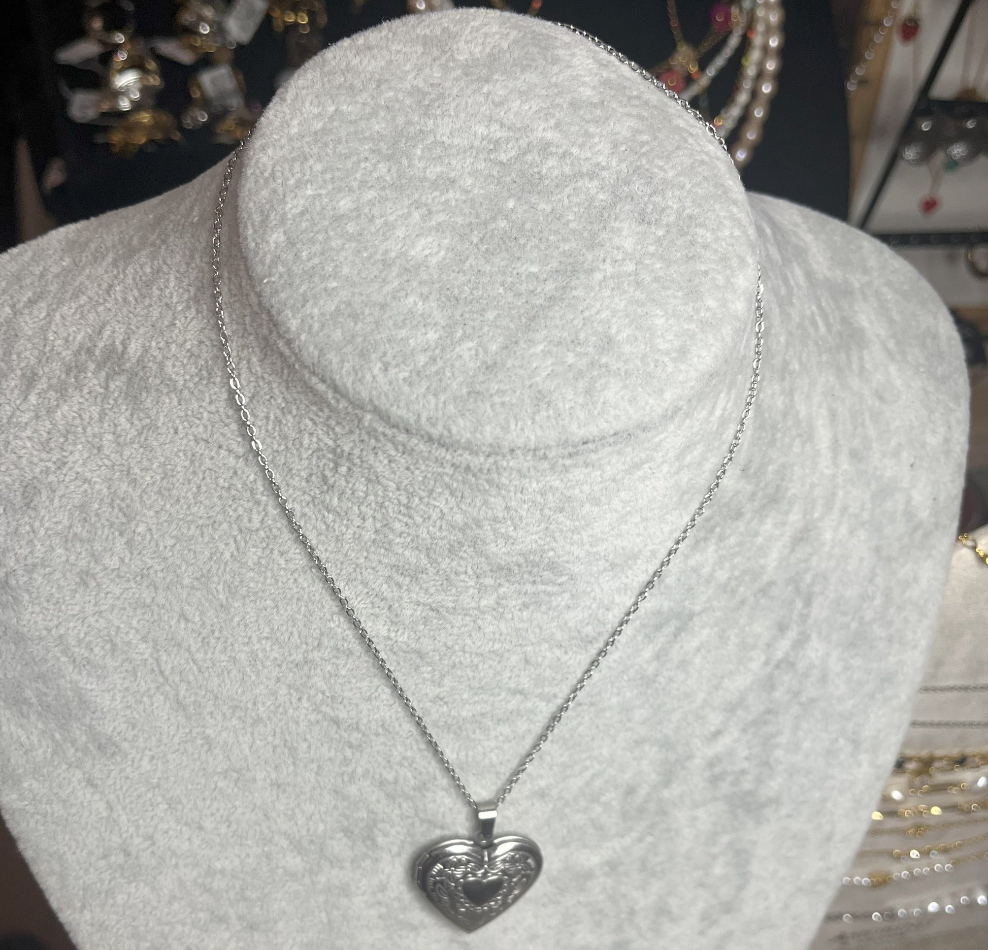 Collana Cuore Segreto - medaglione chiuso con decorazioni incise su busto