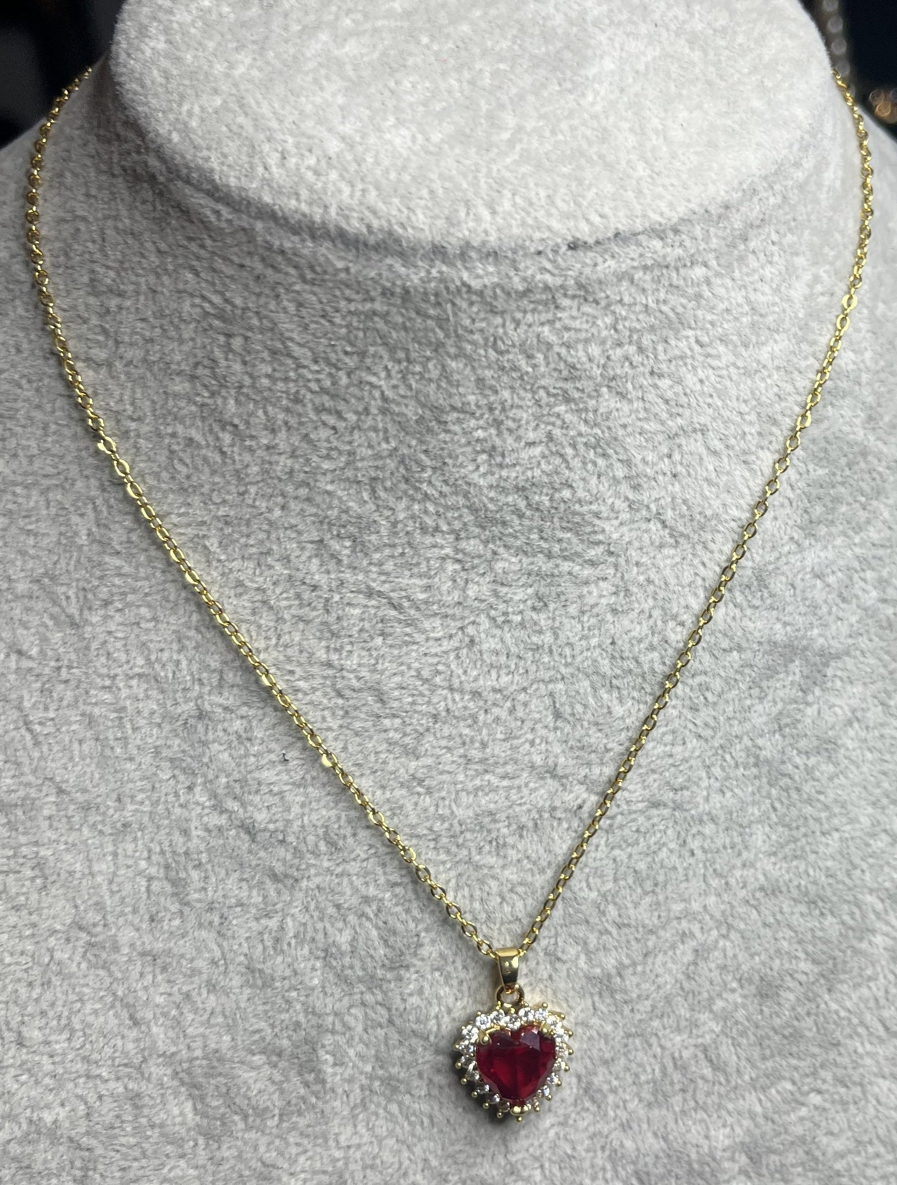 Collana con gemma rossa