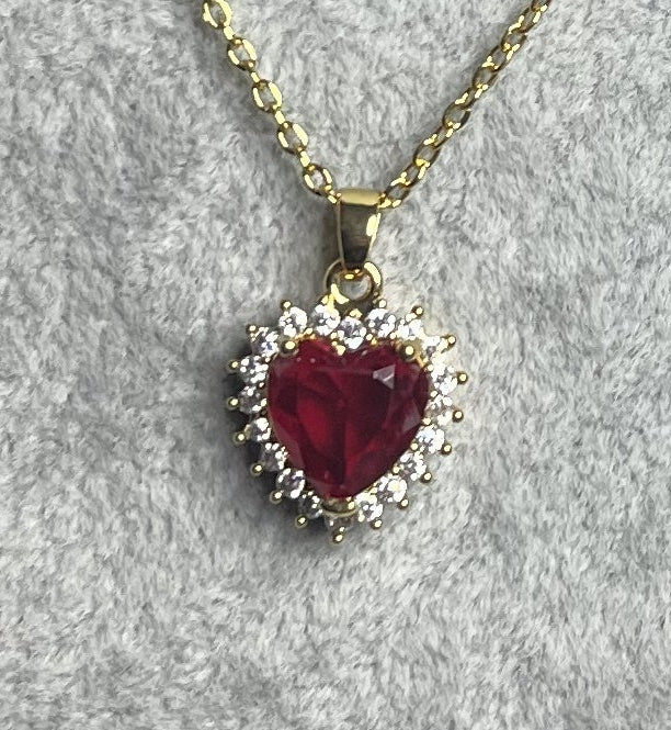 Collana con gemma rossa