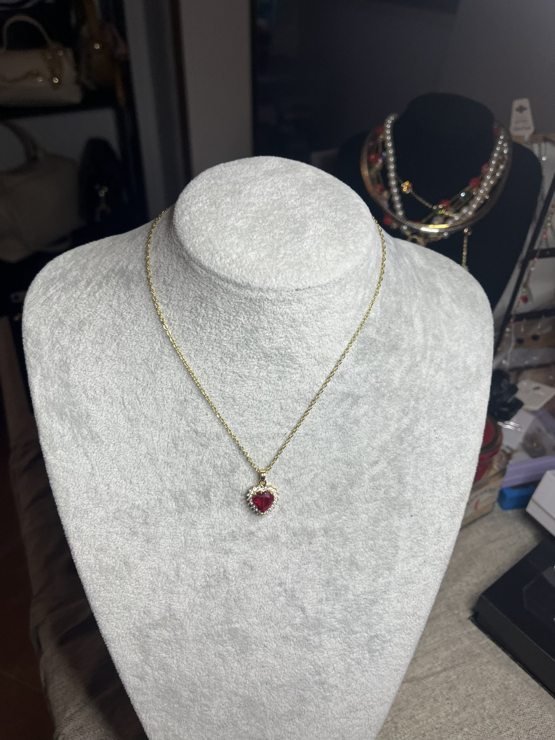 Collana con gemma rossa