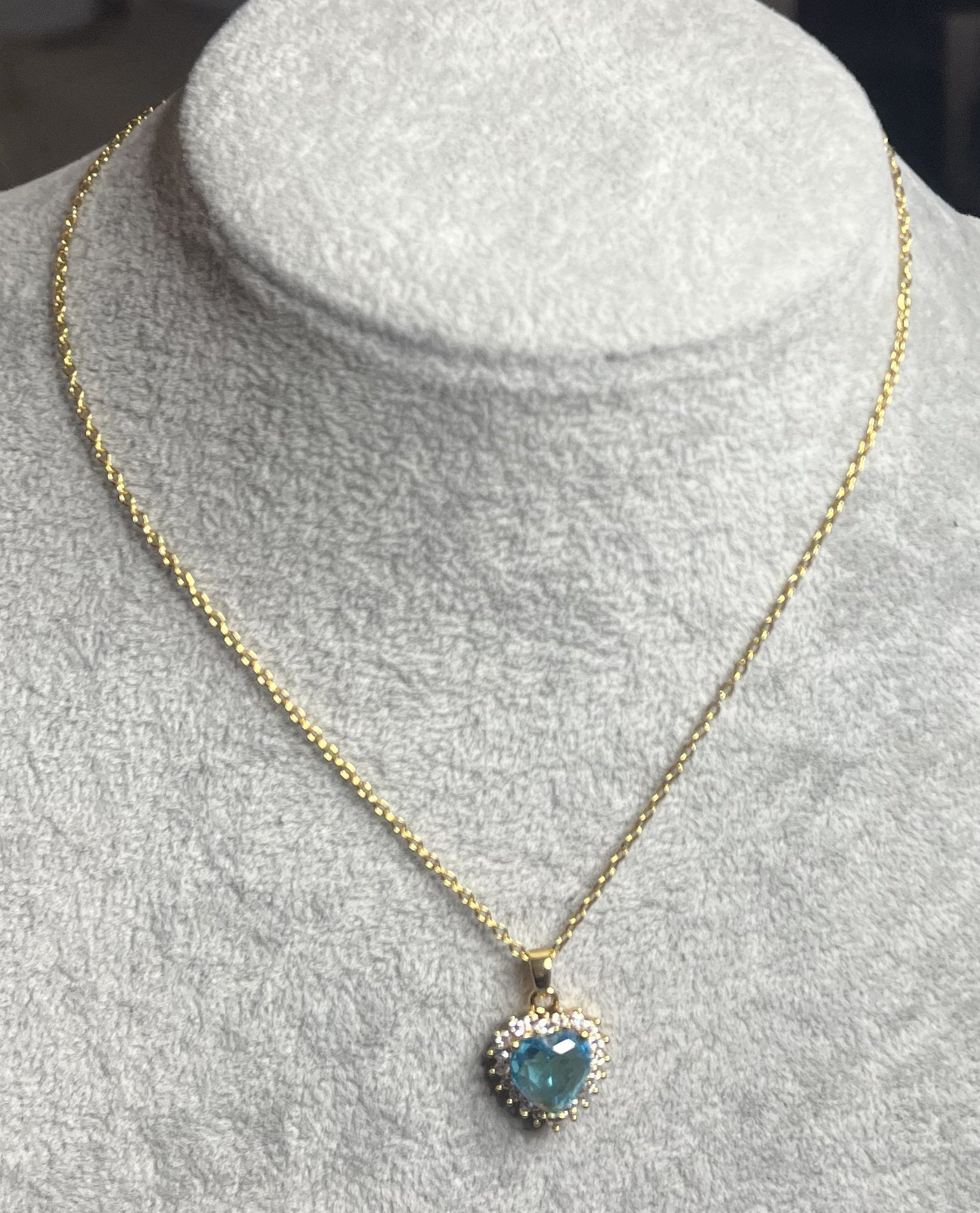 Collana con gemma celeste