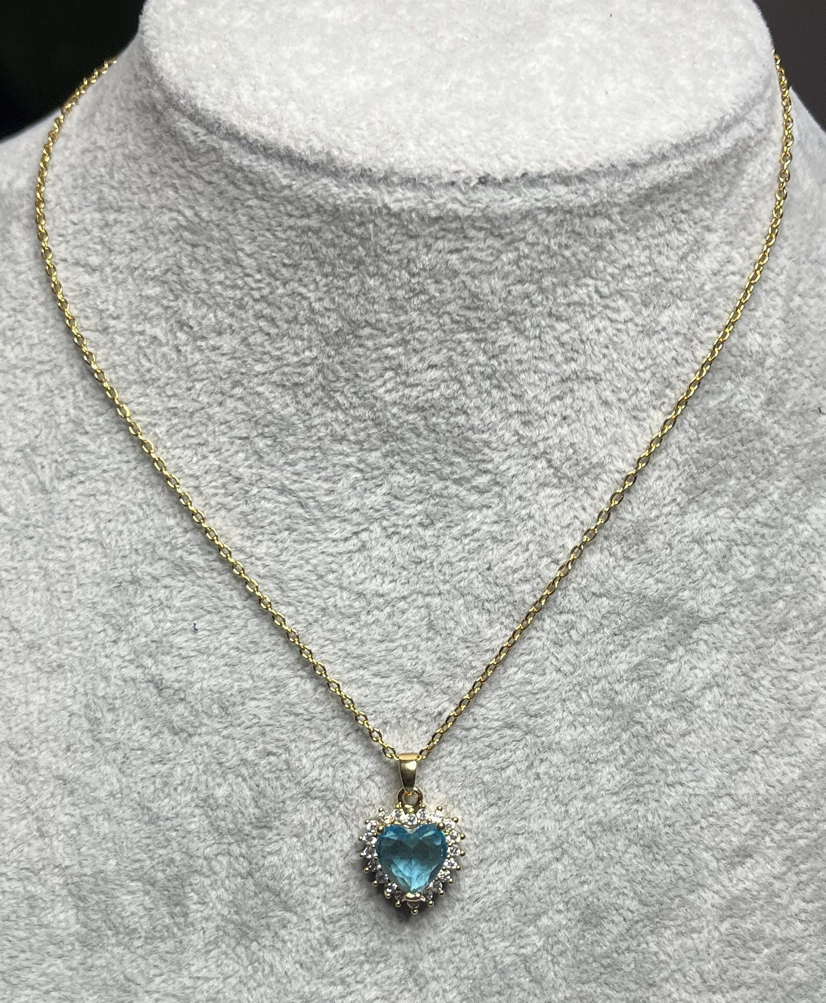 Collana con gemma celeste