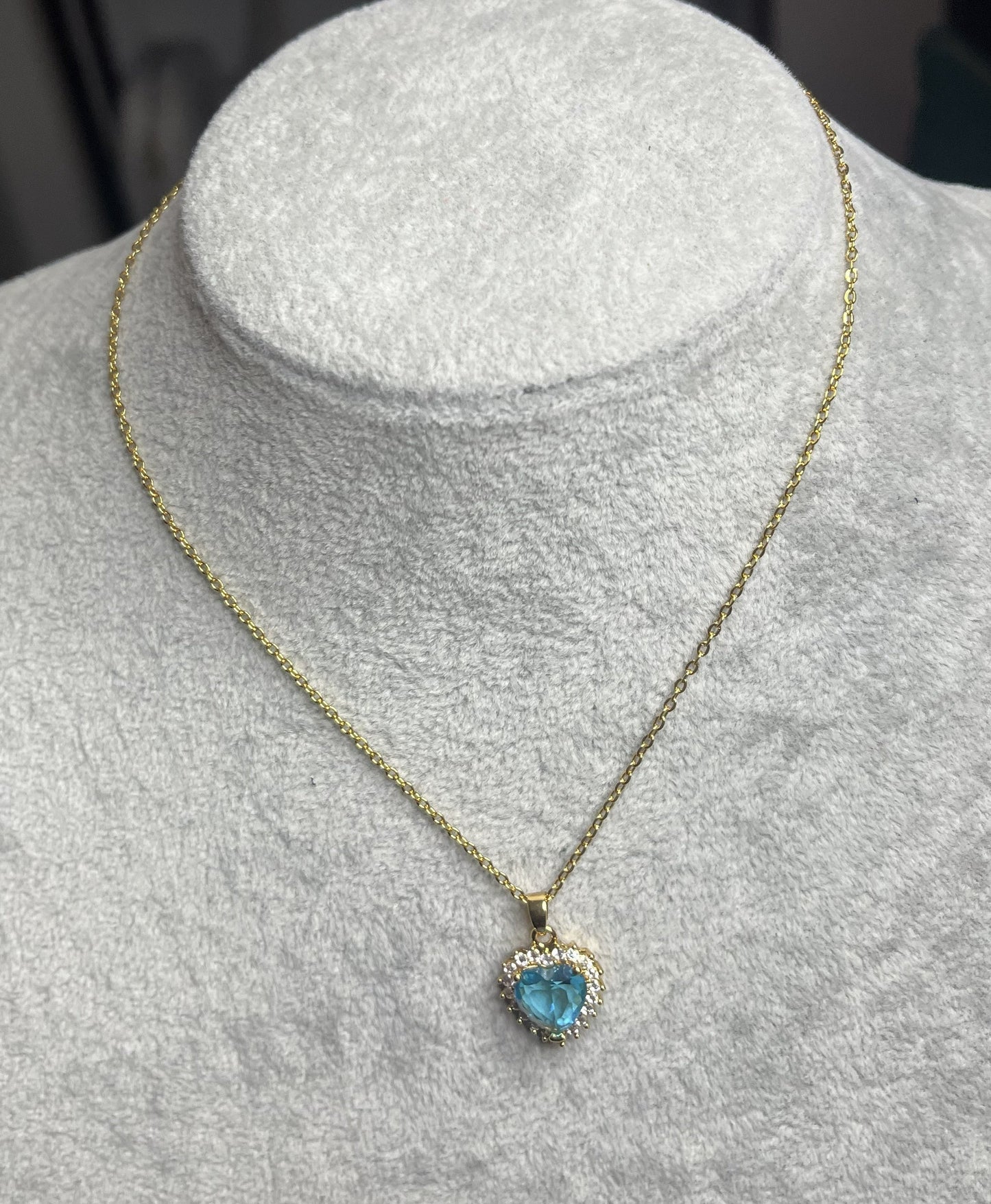 Collana con gemma celeste