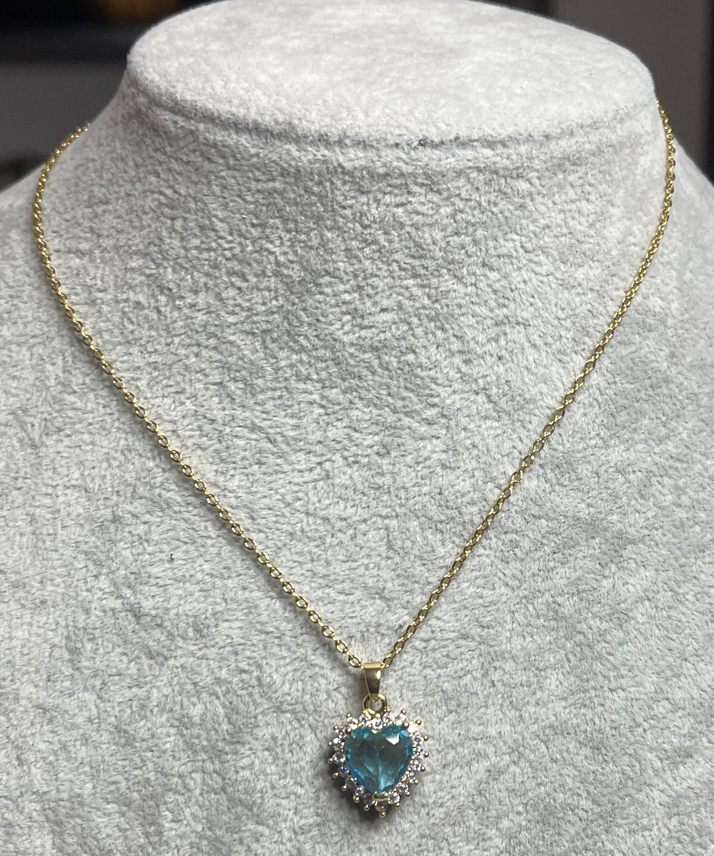 Collana con gemma celeste