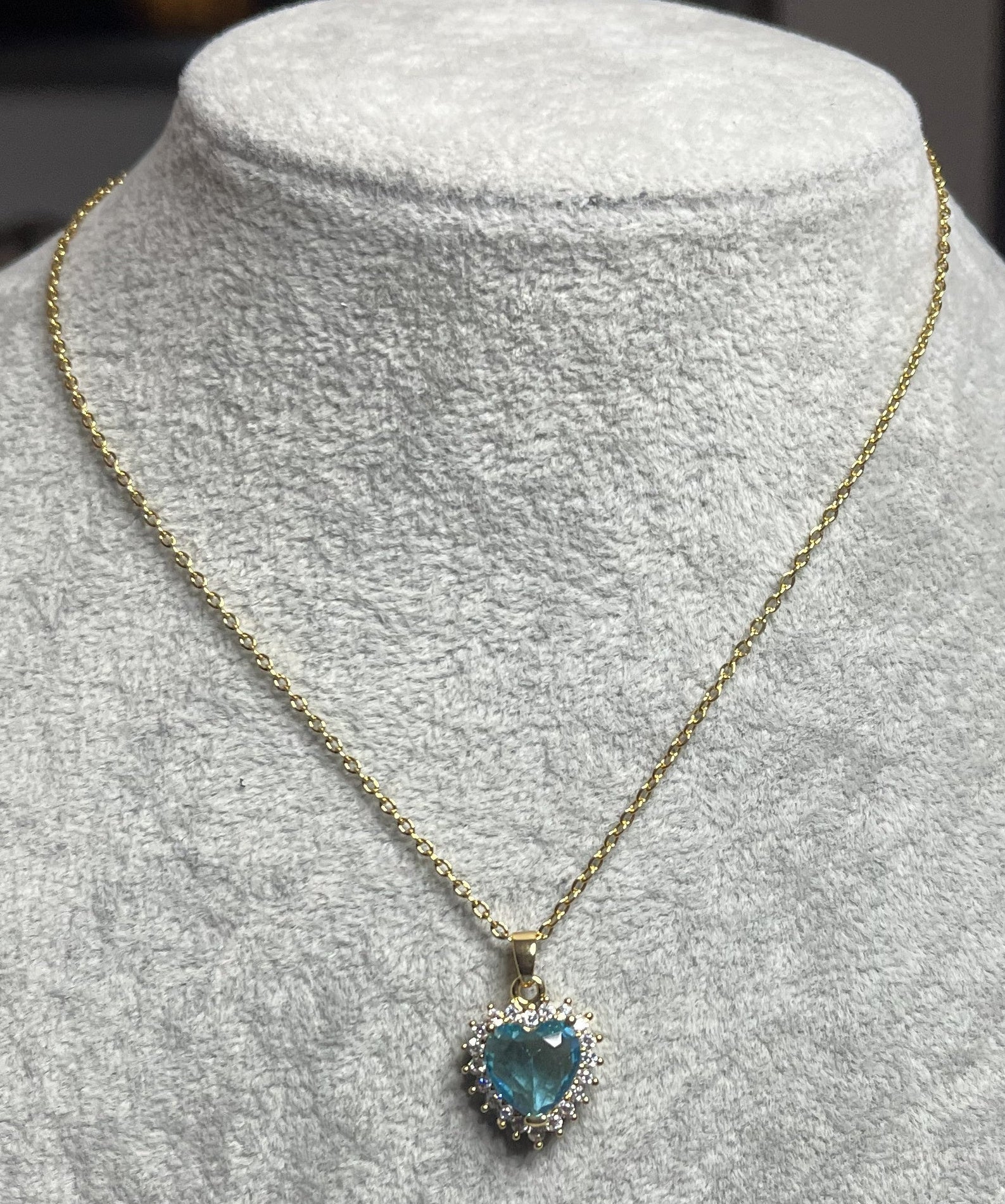 Collana con gemma celeste