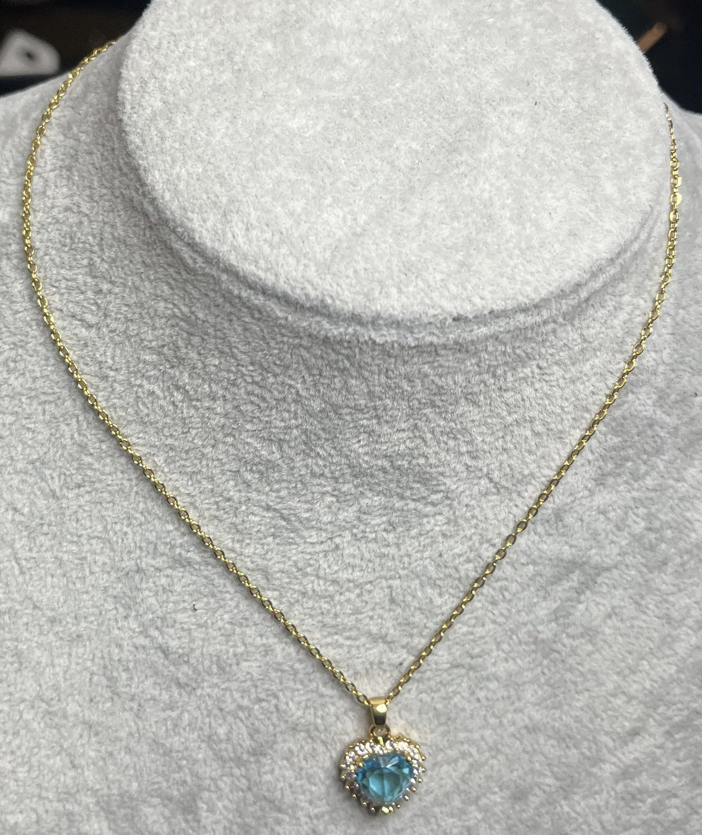 Collana con gemma celeste