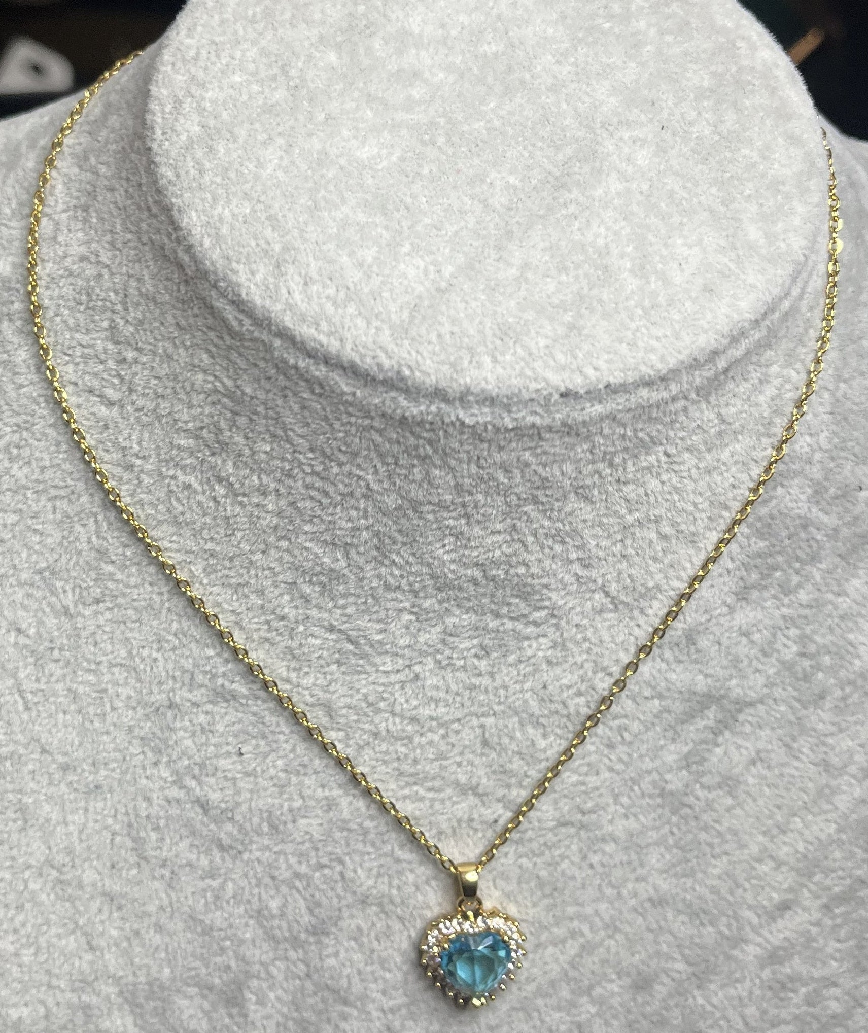 Collana con gemma celeste