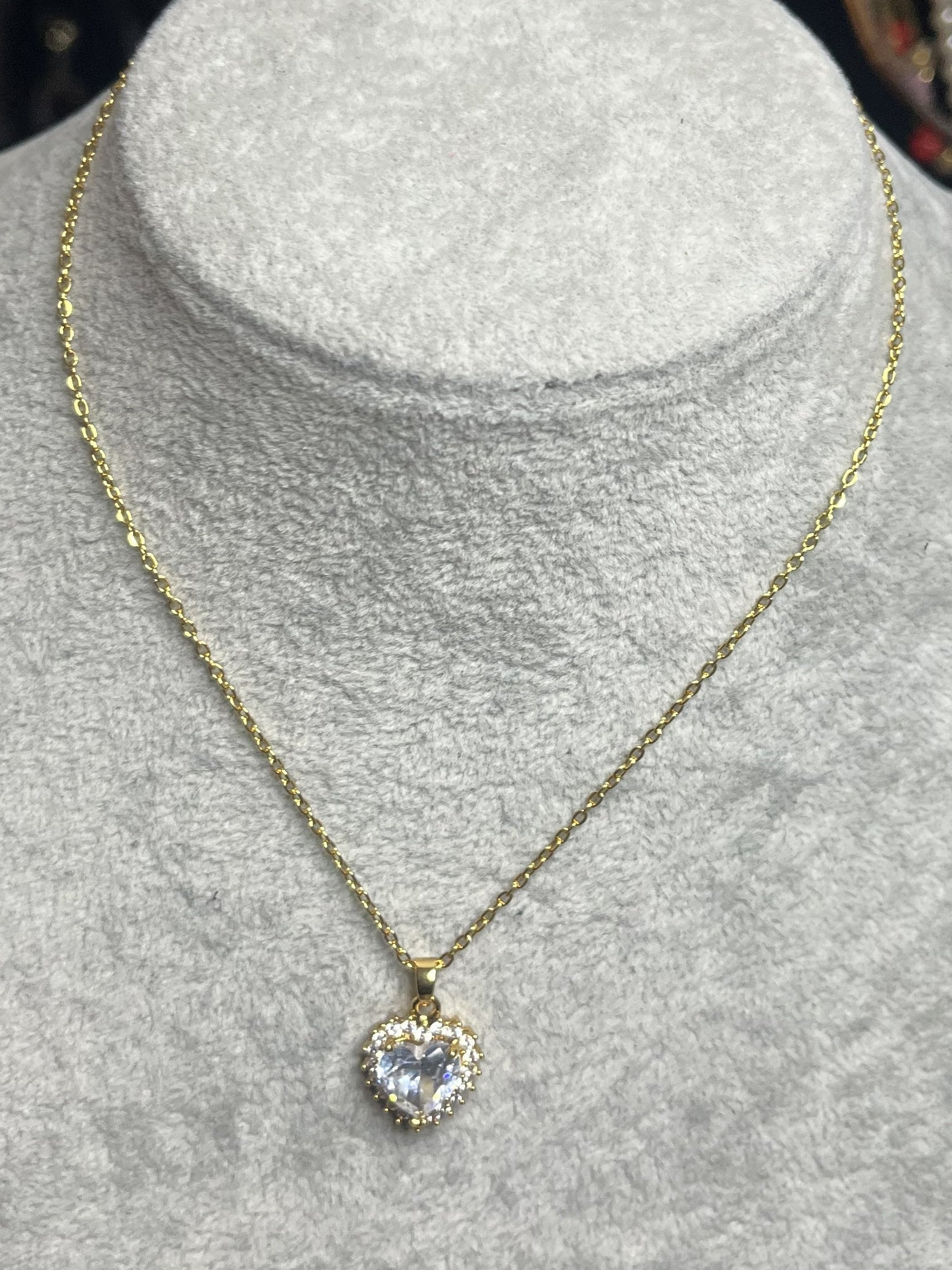 Collana con gemma trasparente