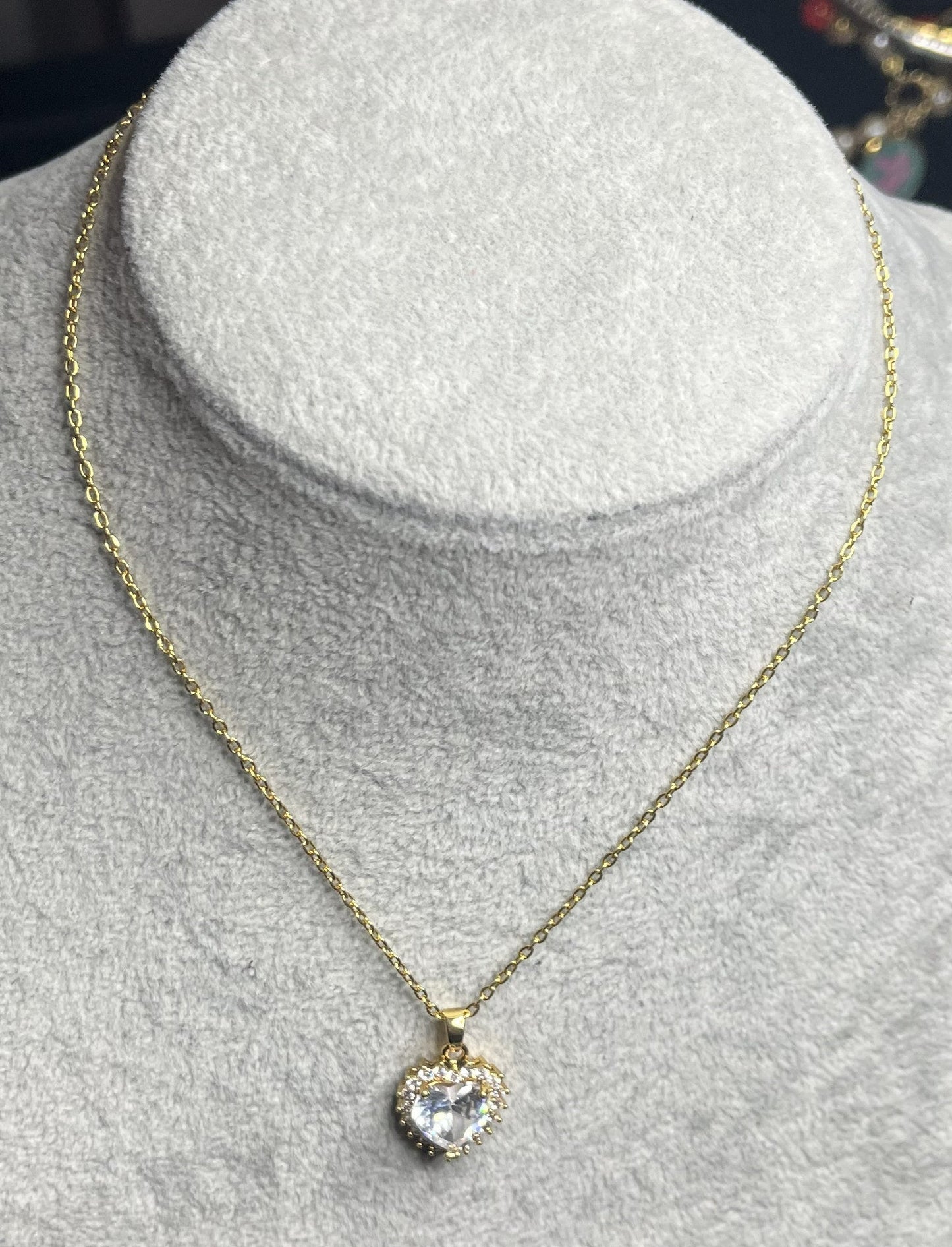 Collana con gemma trasparente