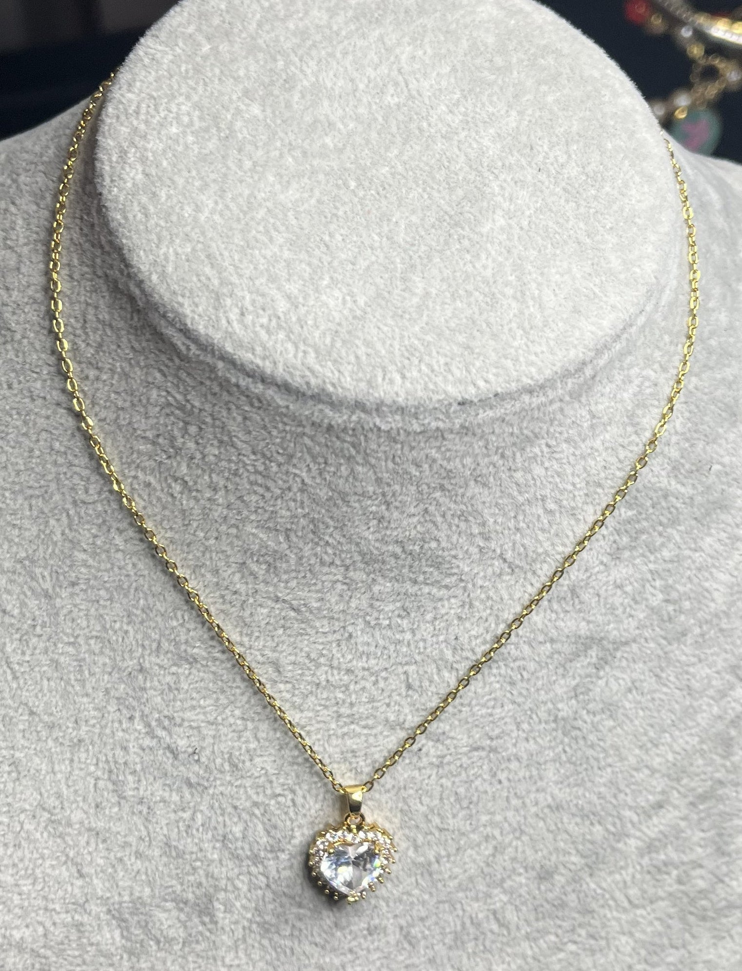 Collana con gemma trasparente