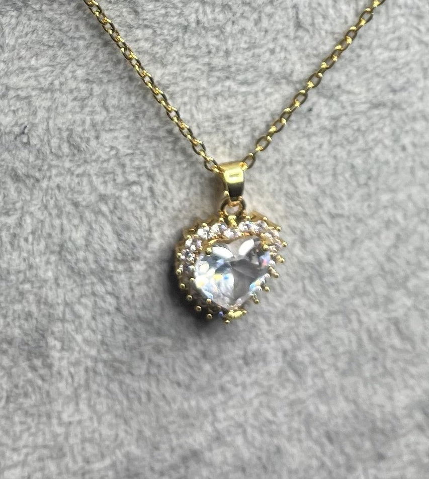 Collana con gemma trasparente