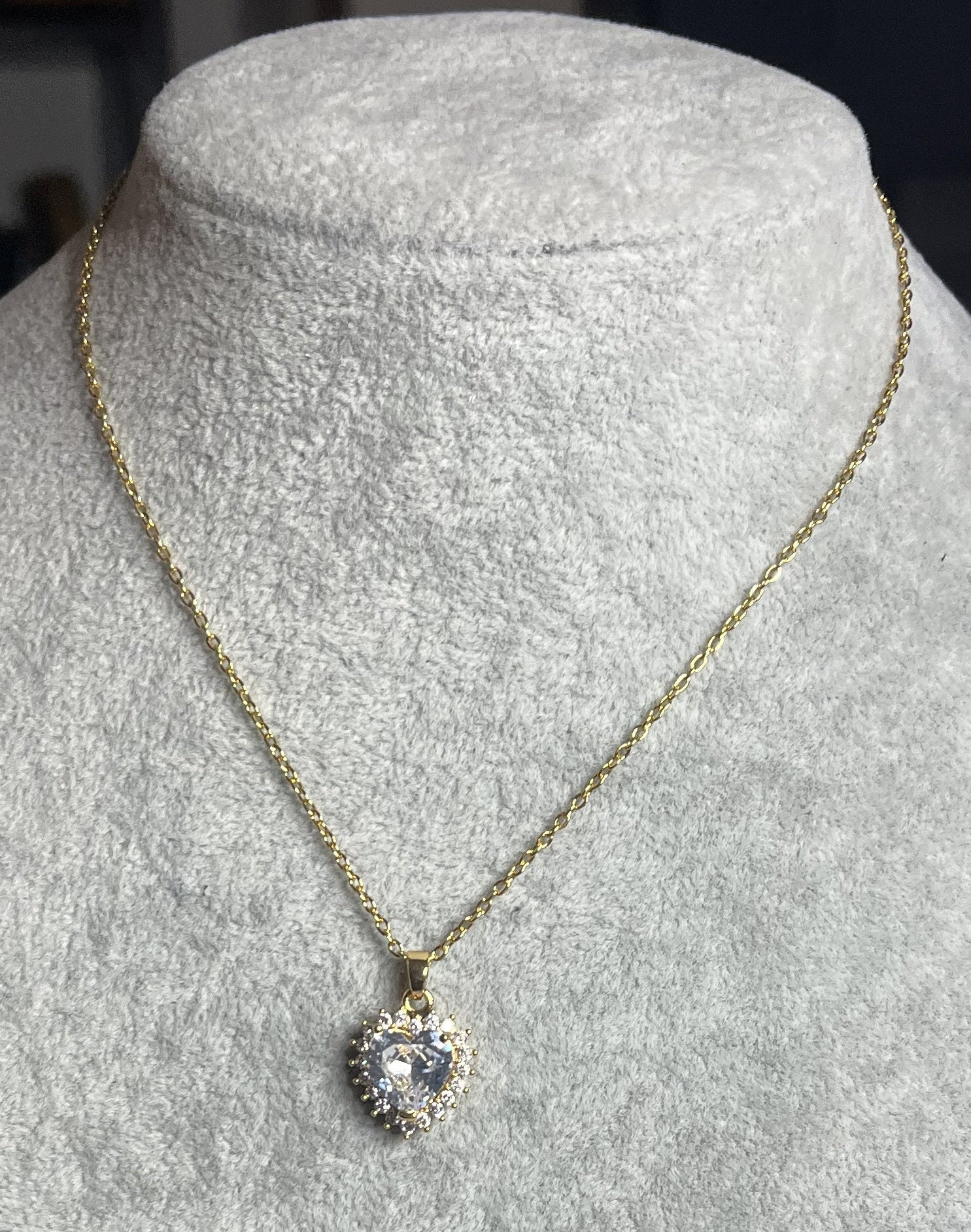 Collana con gemma trasparente