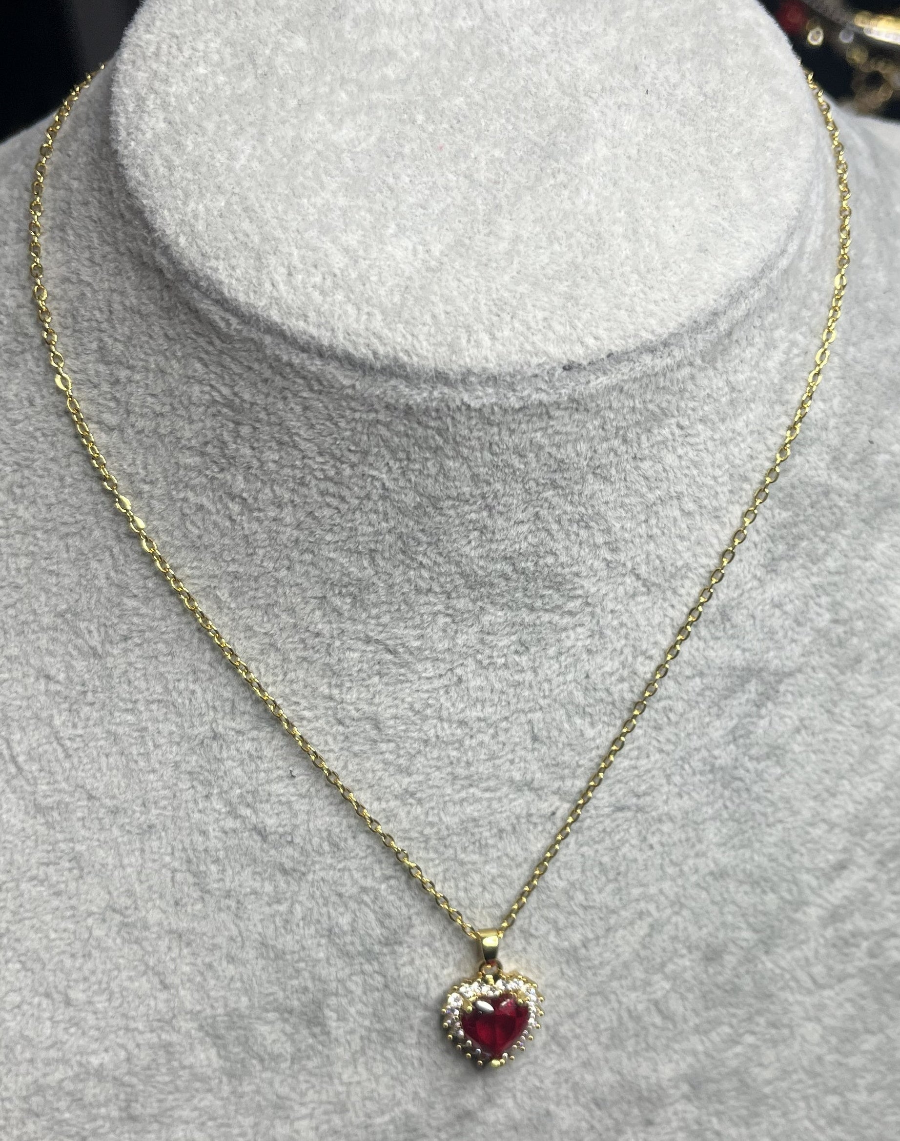 Collana con gemma rossa