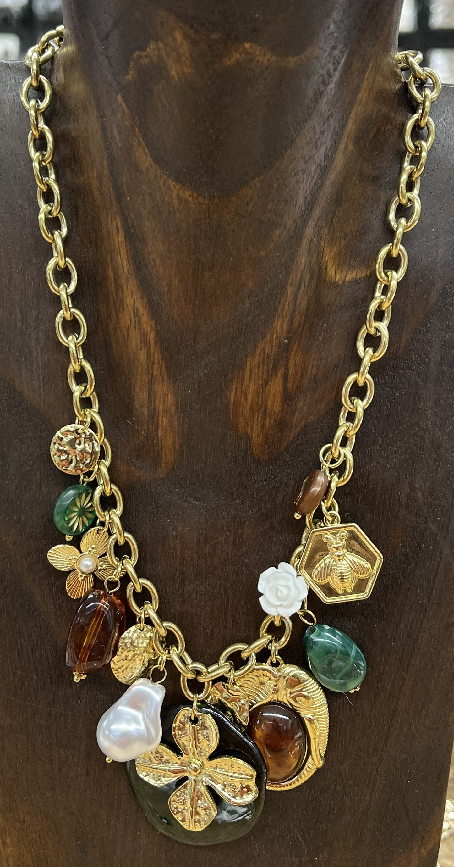 Collana Giardino d'Acciaio Dorato con charm floreali e pietre naturali