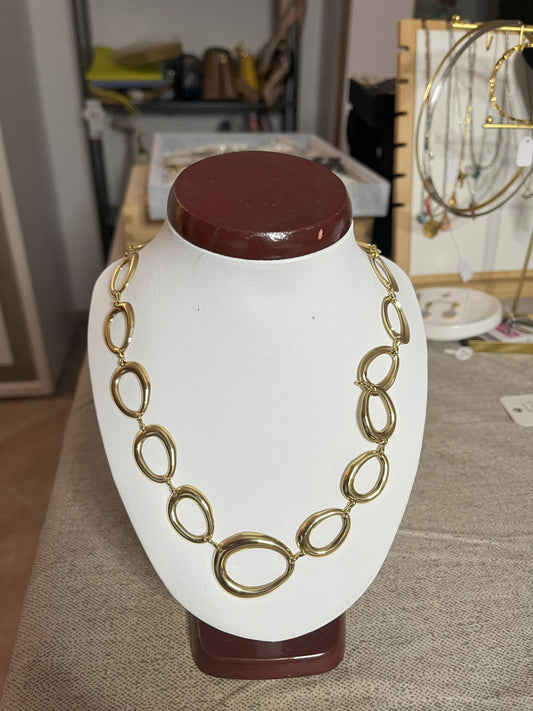 Collana Golden Embrace con anelli ovali dorati concatenati placcati oro su espositore bianco, design elegante statement per donna