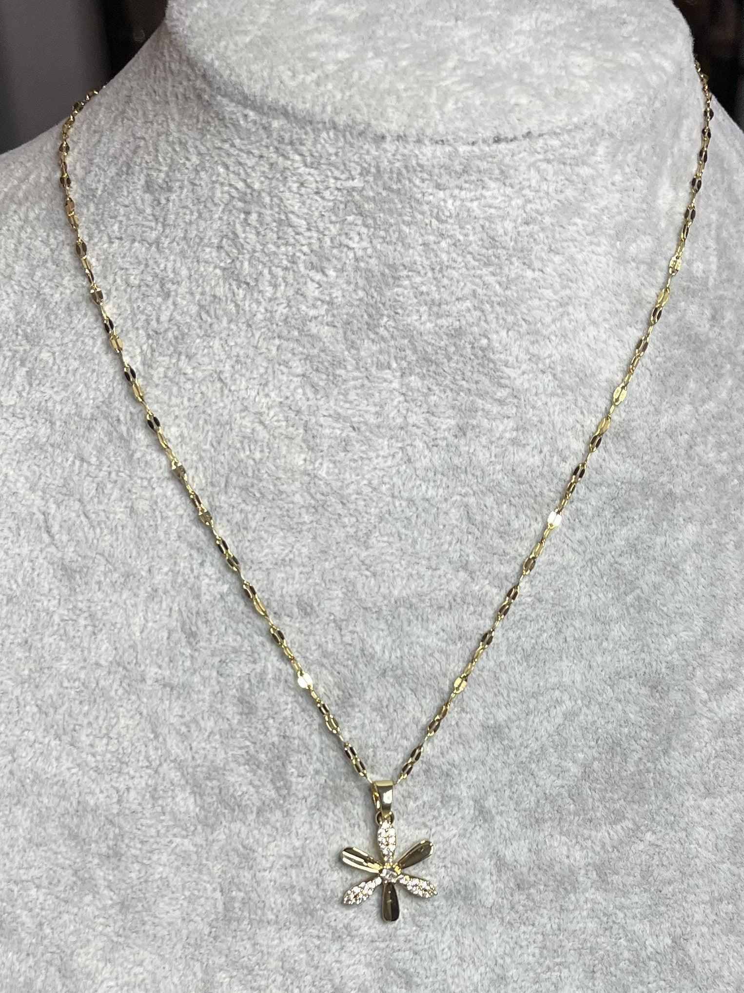 Collana con ciondolo margherita in acciaio inossidabile placcato oro su busto - gioiello elegante femminile con catena sottile