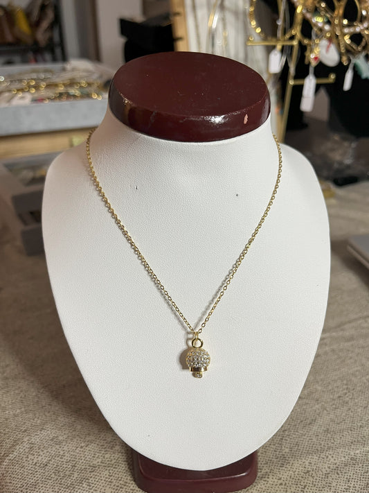 Collana Sweet Charm con catena dorata fine e ciondolo decorativo brillante su espositore bianco, design dolce e romantico per donna