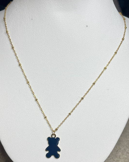 Collana Teddy con ciondolo orsetto blu in smalto e catena dorata, esposta su busto bianco