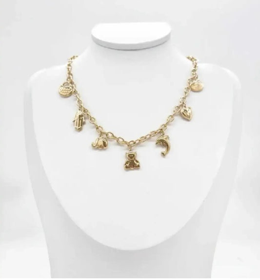 Collana con catena in acciaio 304L e multipli charms pendenti di diverse forme, esposta su busto bianco