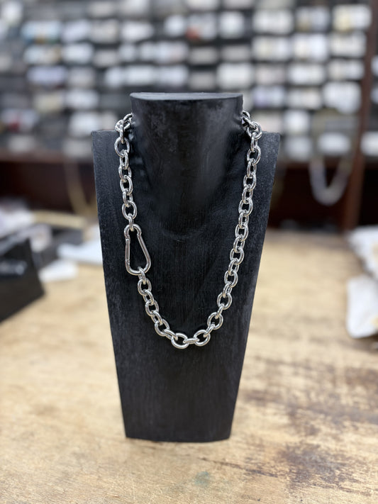 Collana Urban Chain catena argento con moschettone su busto nero — vista frontale completa