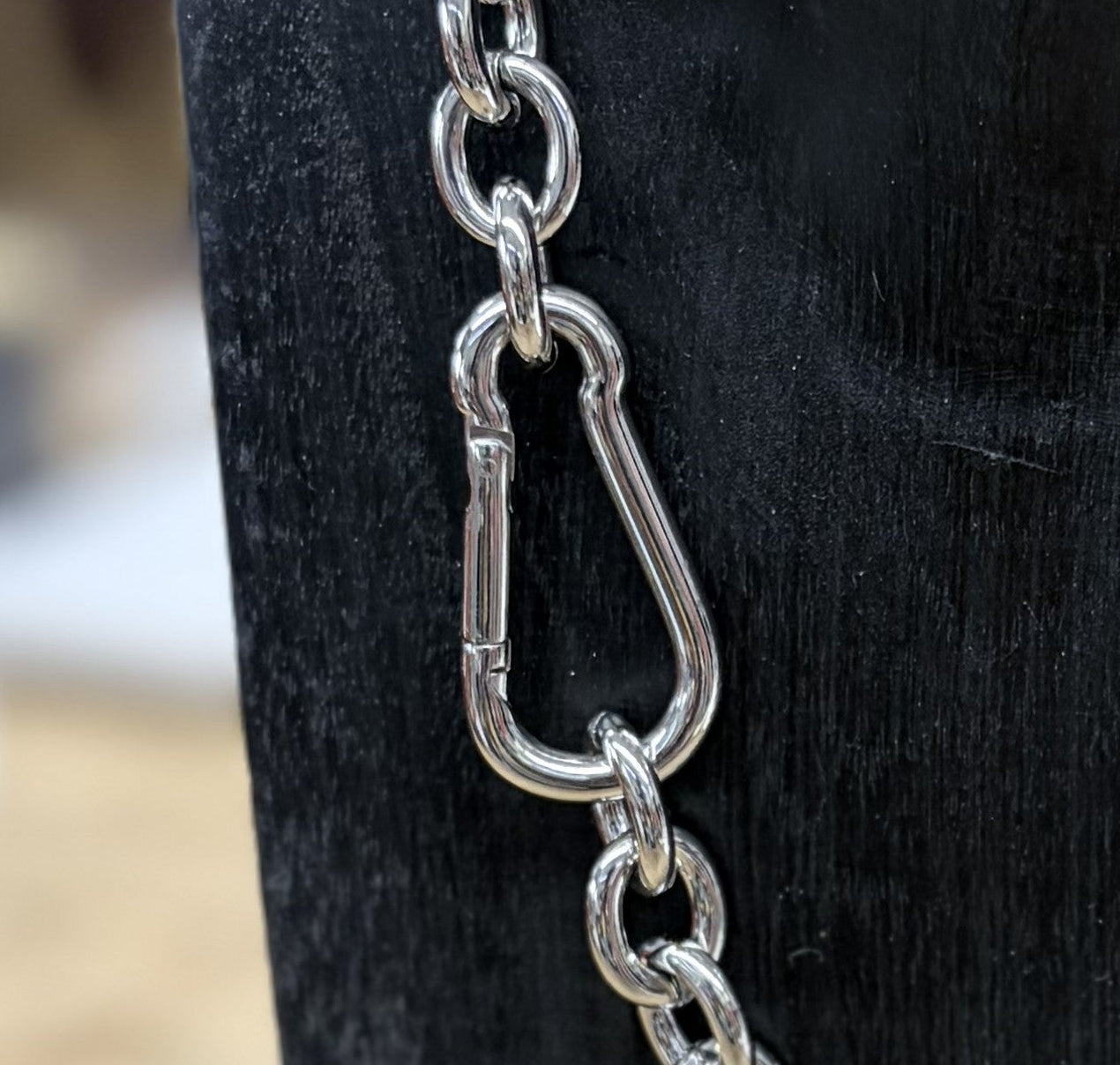 Collana Urban Chain acciaio placcato argento — dettaglio moschettone decorativo