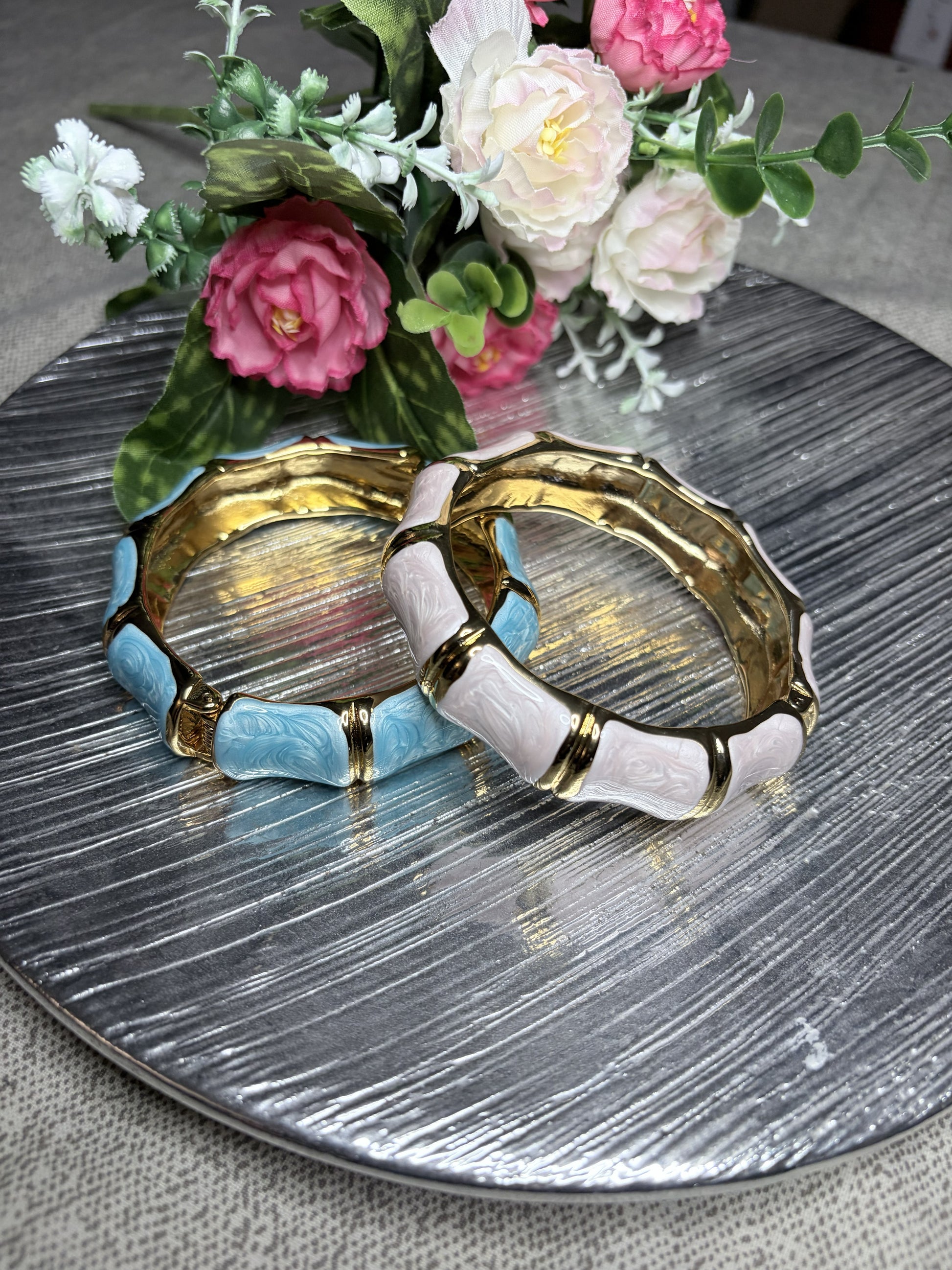 Bracciale rigido bambù smaltato turchese e rosa cipria con bordi dorati
