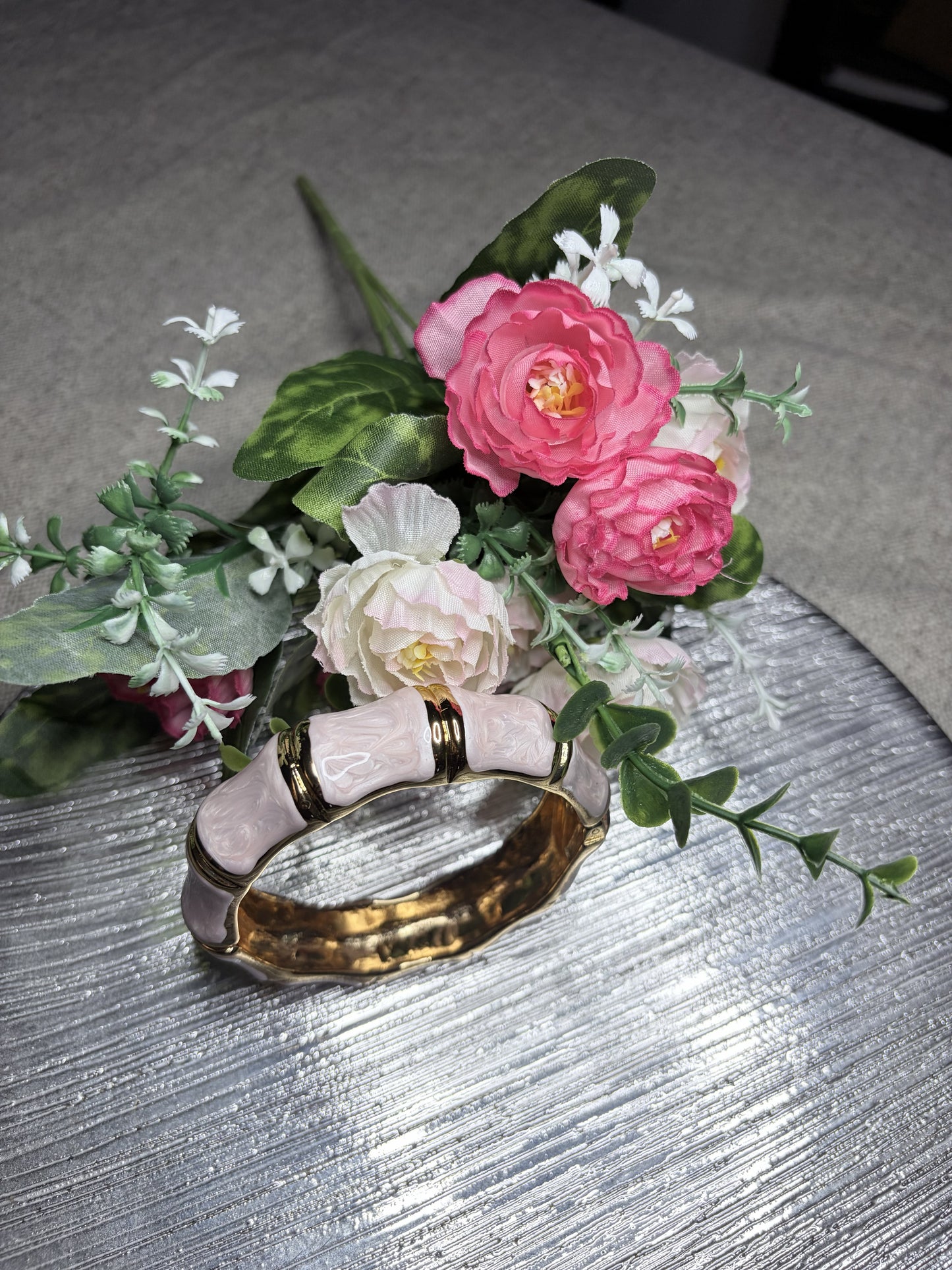 Bracciale rigido bambù smaltato rosa cipria con bordi dorati
