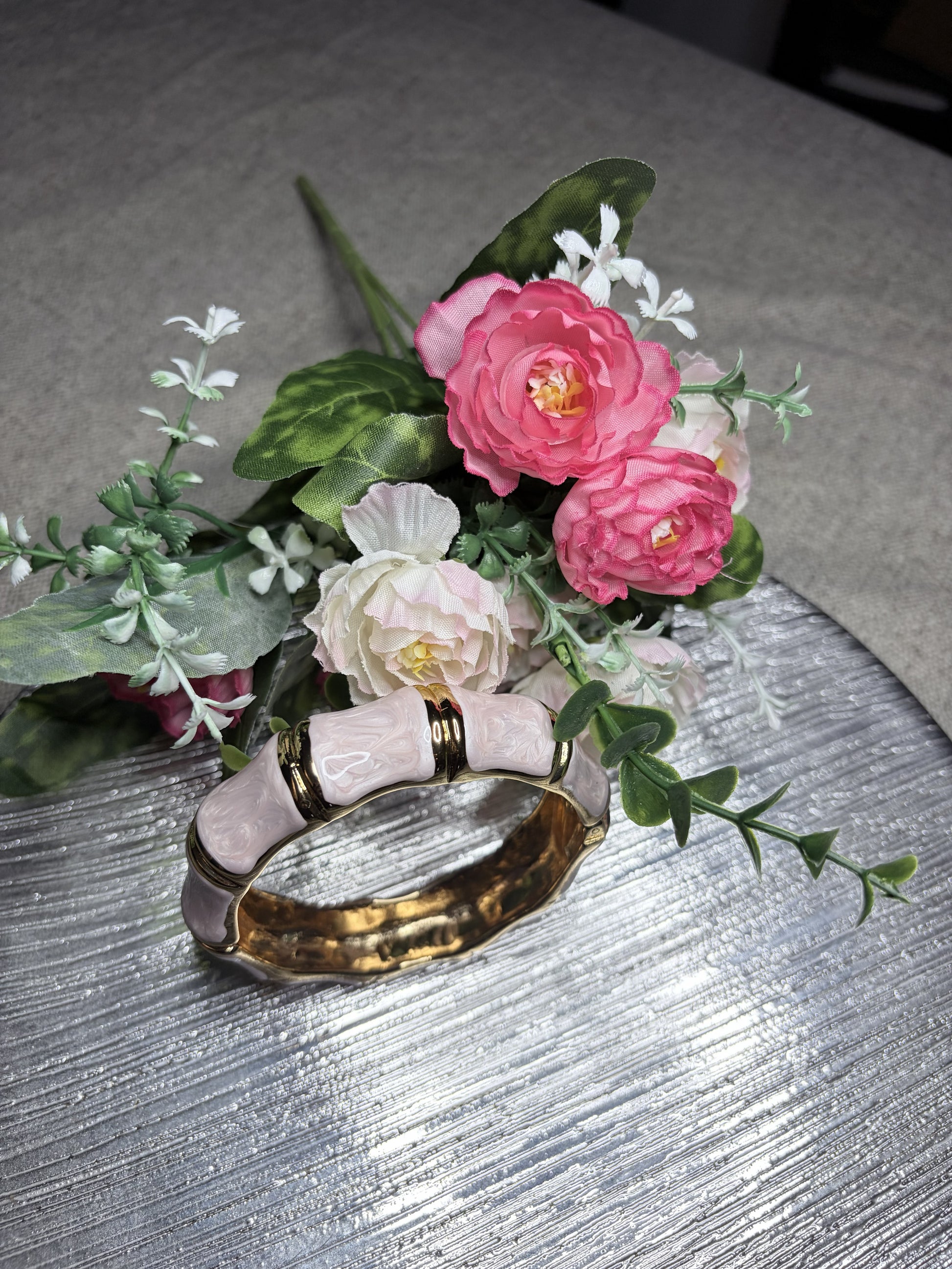Bracciale rigido bambù smaltato rosa cipria con bordi dorati