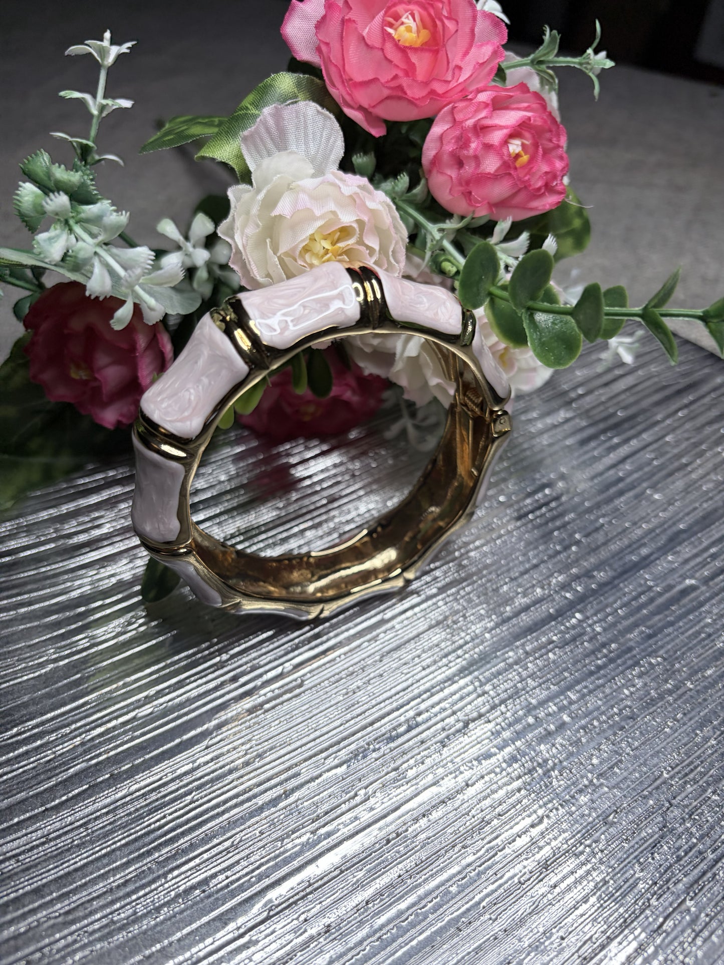 Bracciale rigido bambù smaltato rosa cipria con bordi dorati