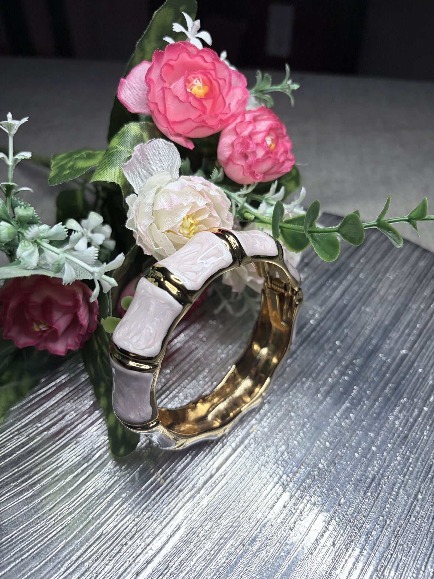 Bracciale rigido bambù smaltato rosa cipria con bordi dorati