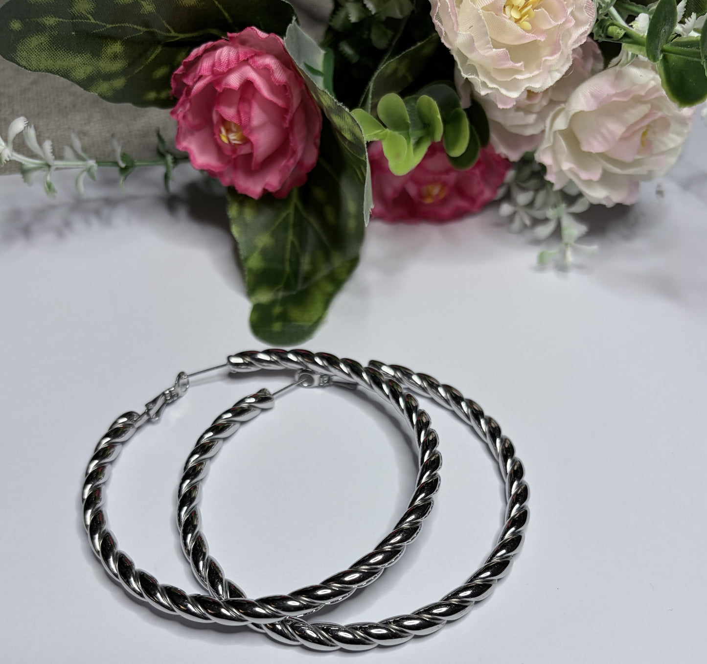 Orecchini cerchio grande twist argento — dettaglio texture intrecciata