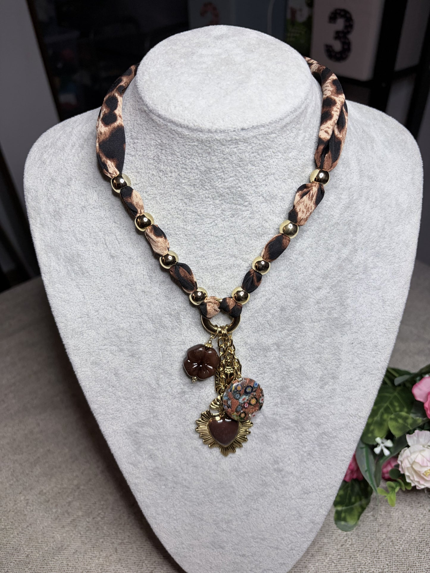 Collana leopardata con charm cuori vista frontale su busto bianco