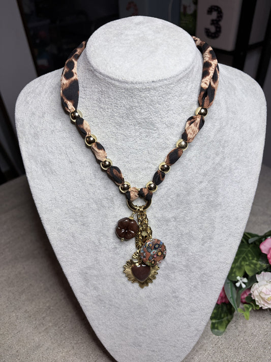 Collana leopardata con charm cuori vista frontale su busto bianco