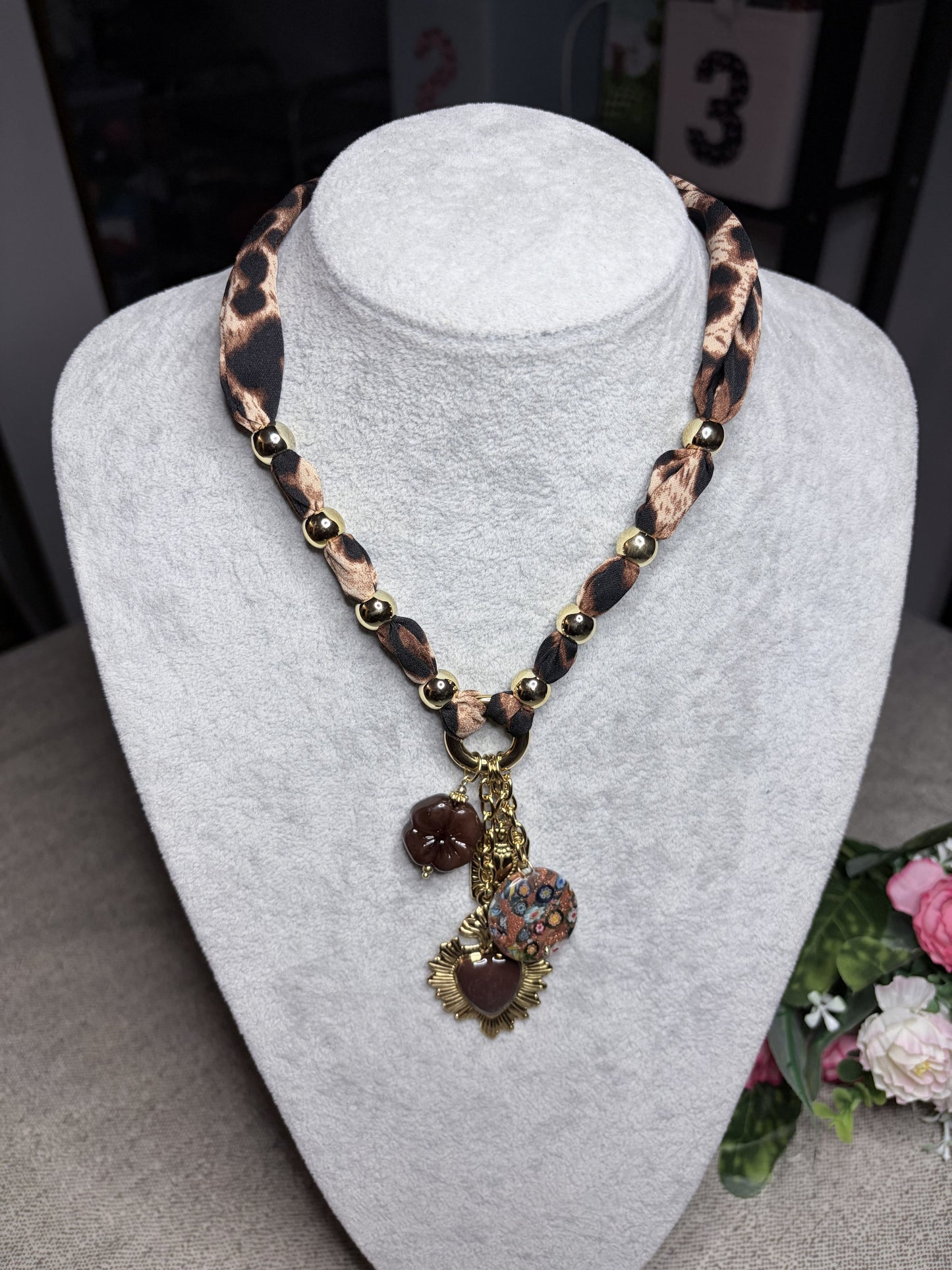 Collana leopardata: sacro cuore oro, millefiori e resina bordeaux