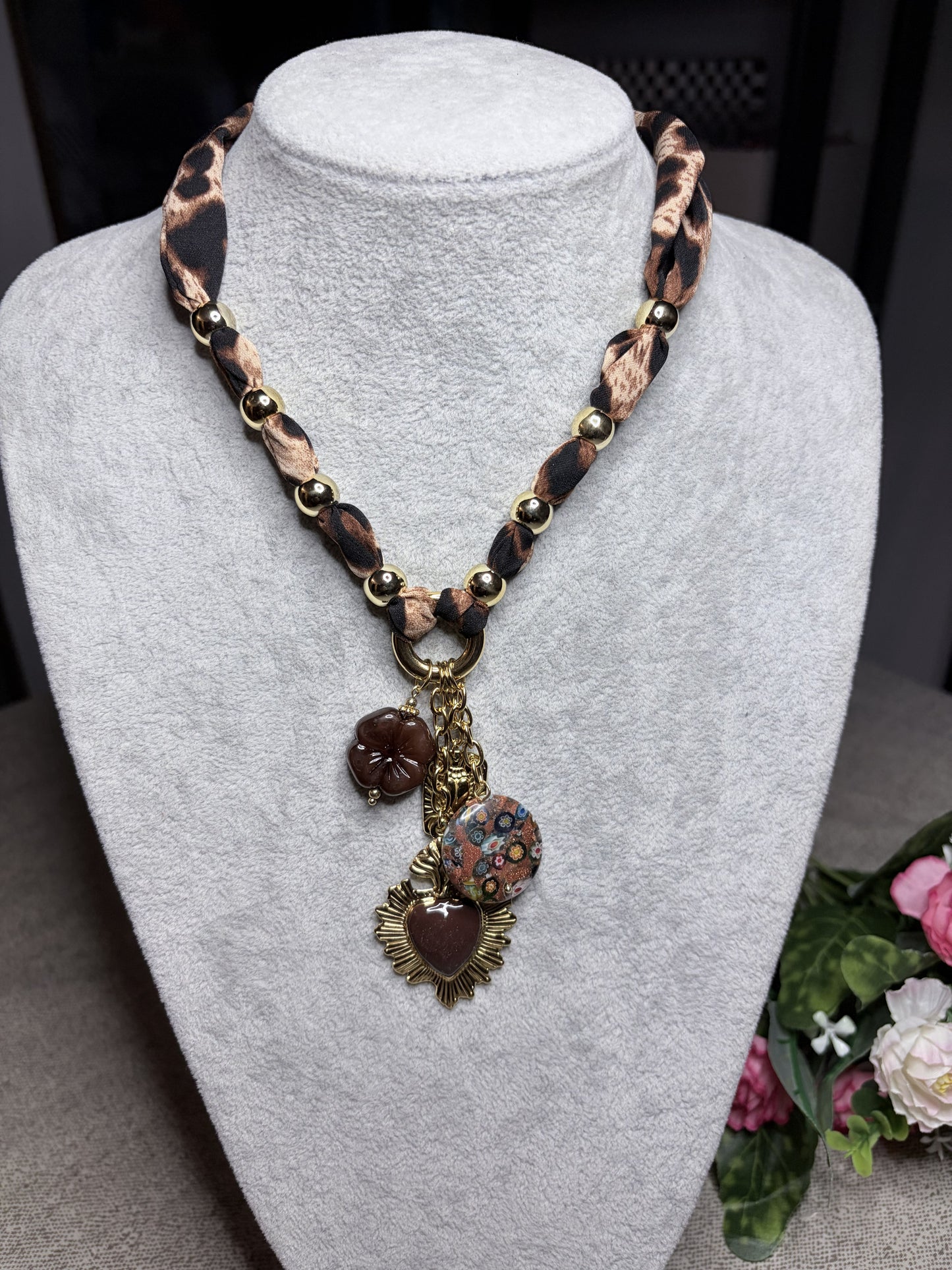 Collana leopardata: sacro cuore oro, millefiori e resina bordeaux