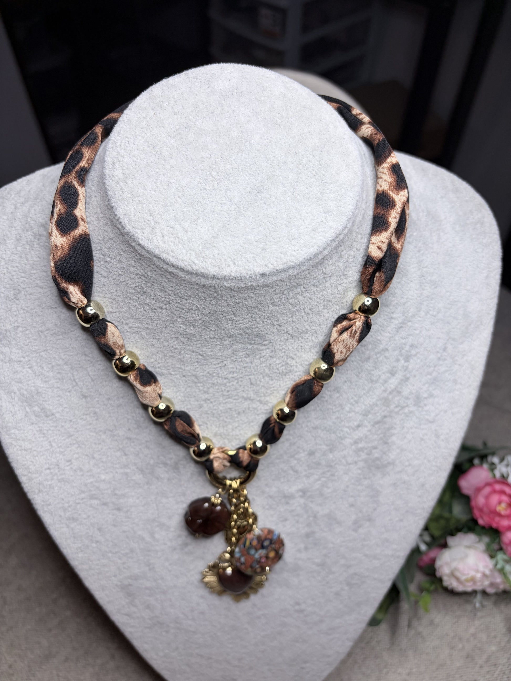 Collana leopardata: sacro cuore oro, millefiori e resina bordeaux