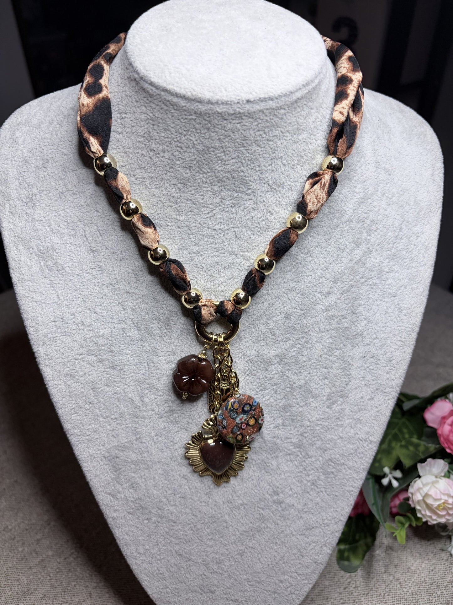 Collana leopardata: sacro cuore oro, millefiori e resina bordeaux