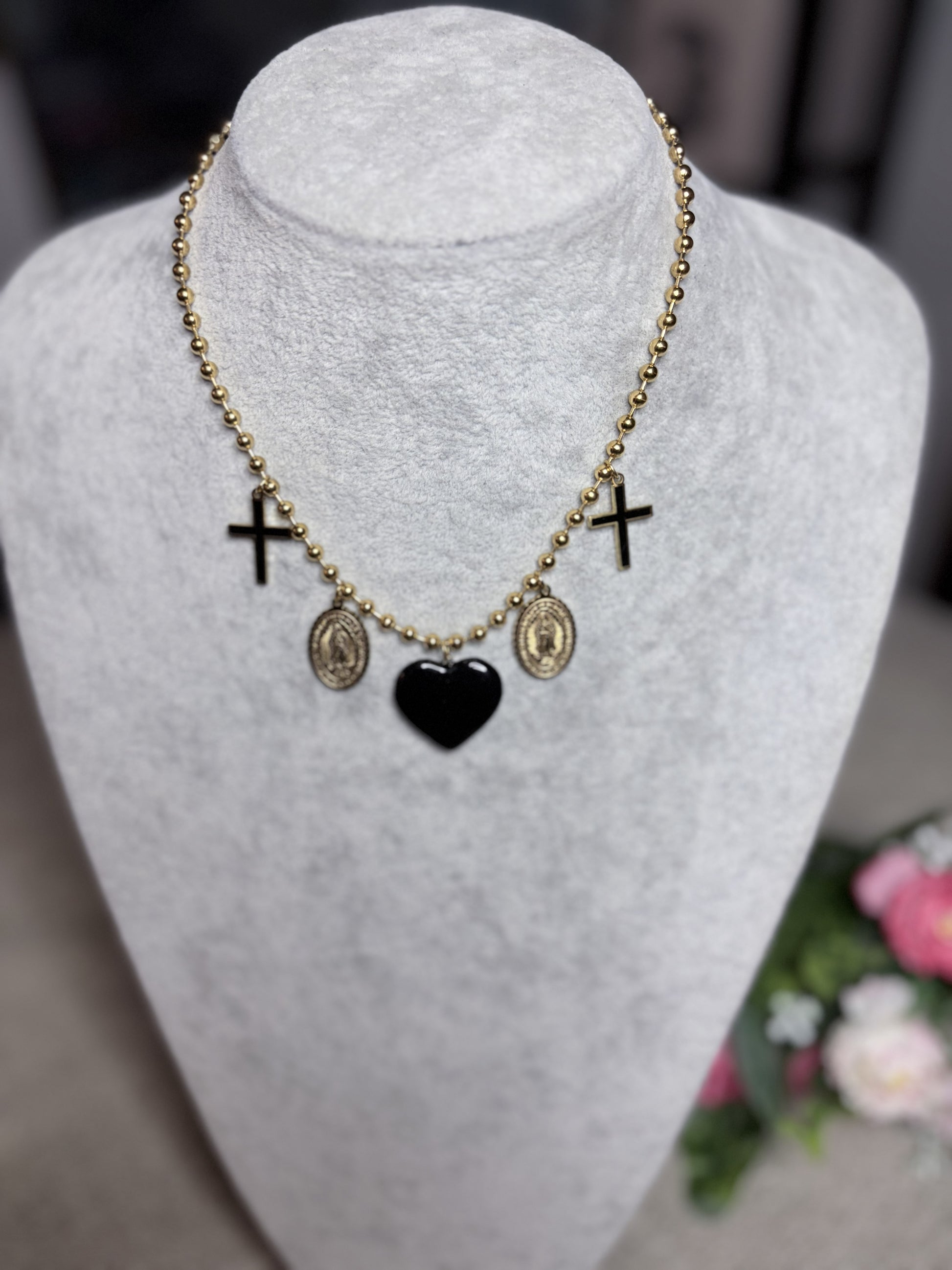 Collana rosario cuore nero con croci e medaglie sacre su busto bianco — vista frontale