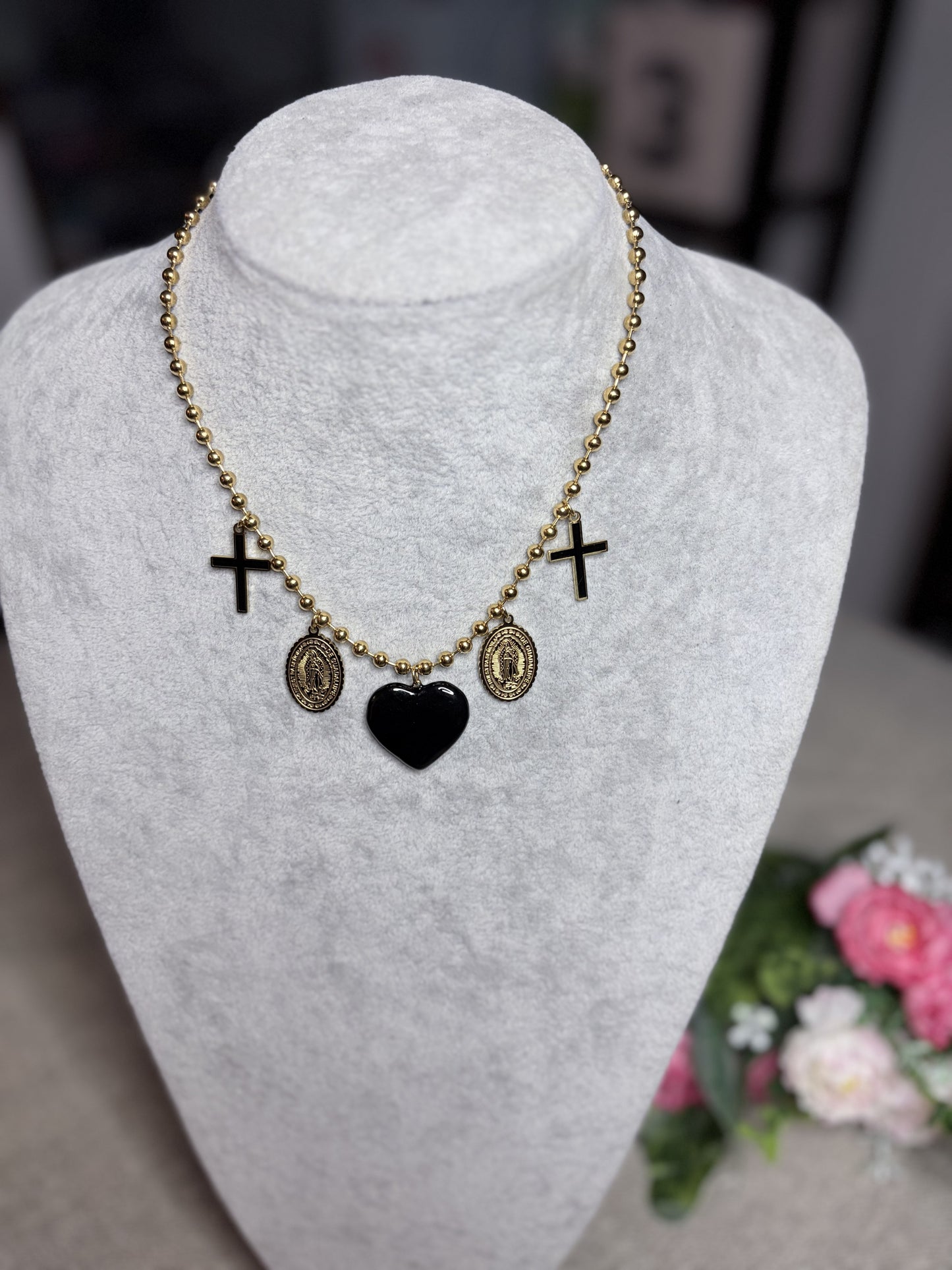 Collana rosario cuore nero con croci e medaglie sacre su busto bianco — vista frontale