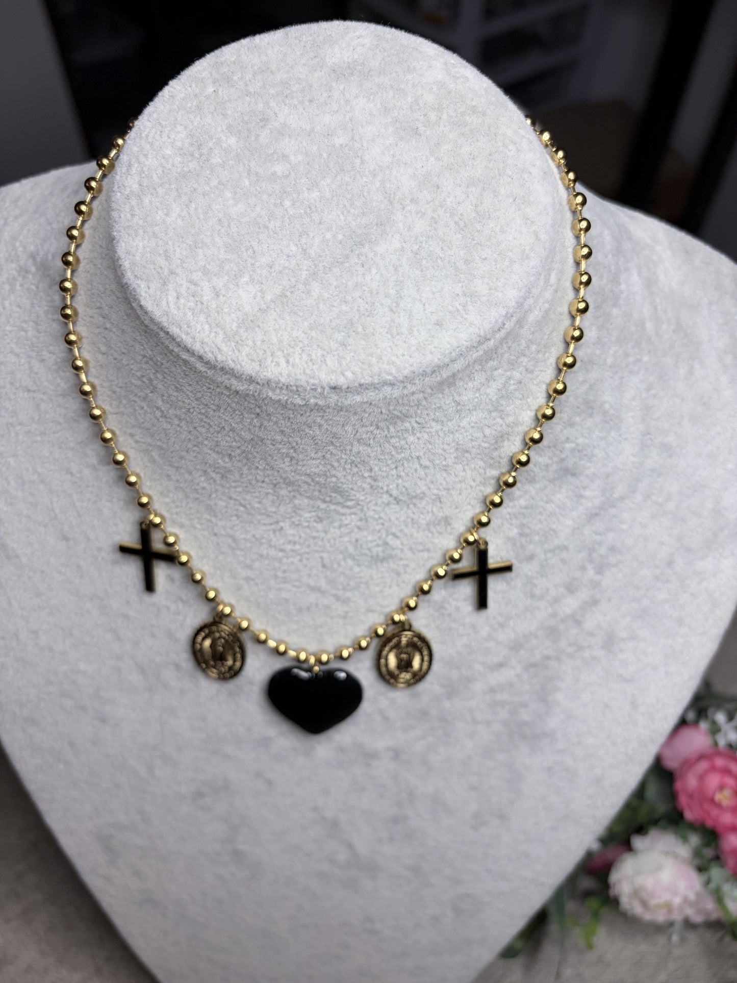 Collana rosario cuore nero con croci e medaglie sacre su busto bianco — vista frontale