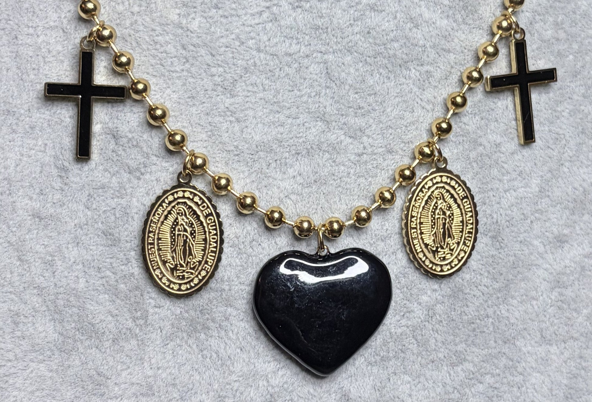 Collana rosario cuore nero con charm dorati e smalto nero — dettaglio charm