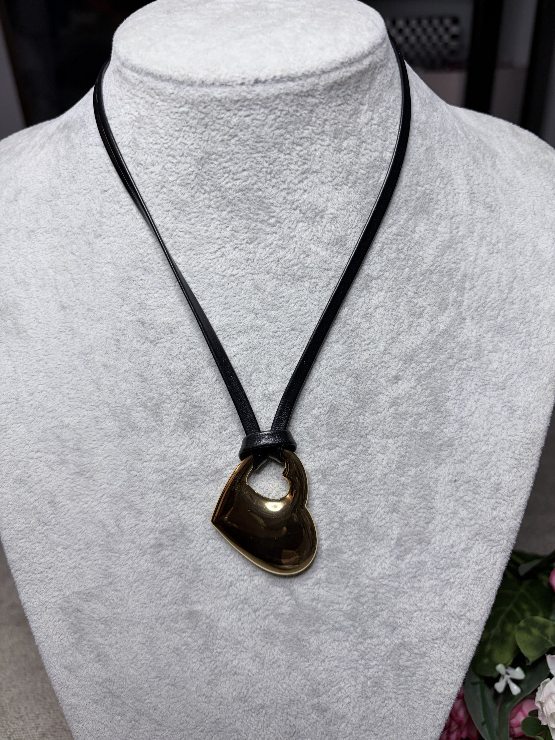  Collana cordino pelle nera con ciondolo cuore forato dorato su busto bianco