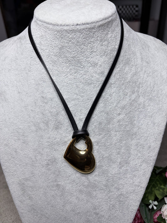  Collana cordino pelle nera con ciondolo cuore forato dorato su busto bianco