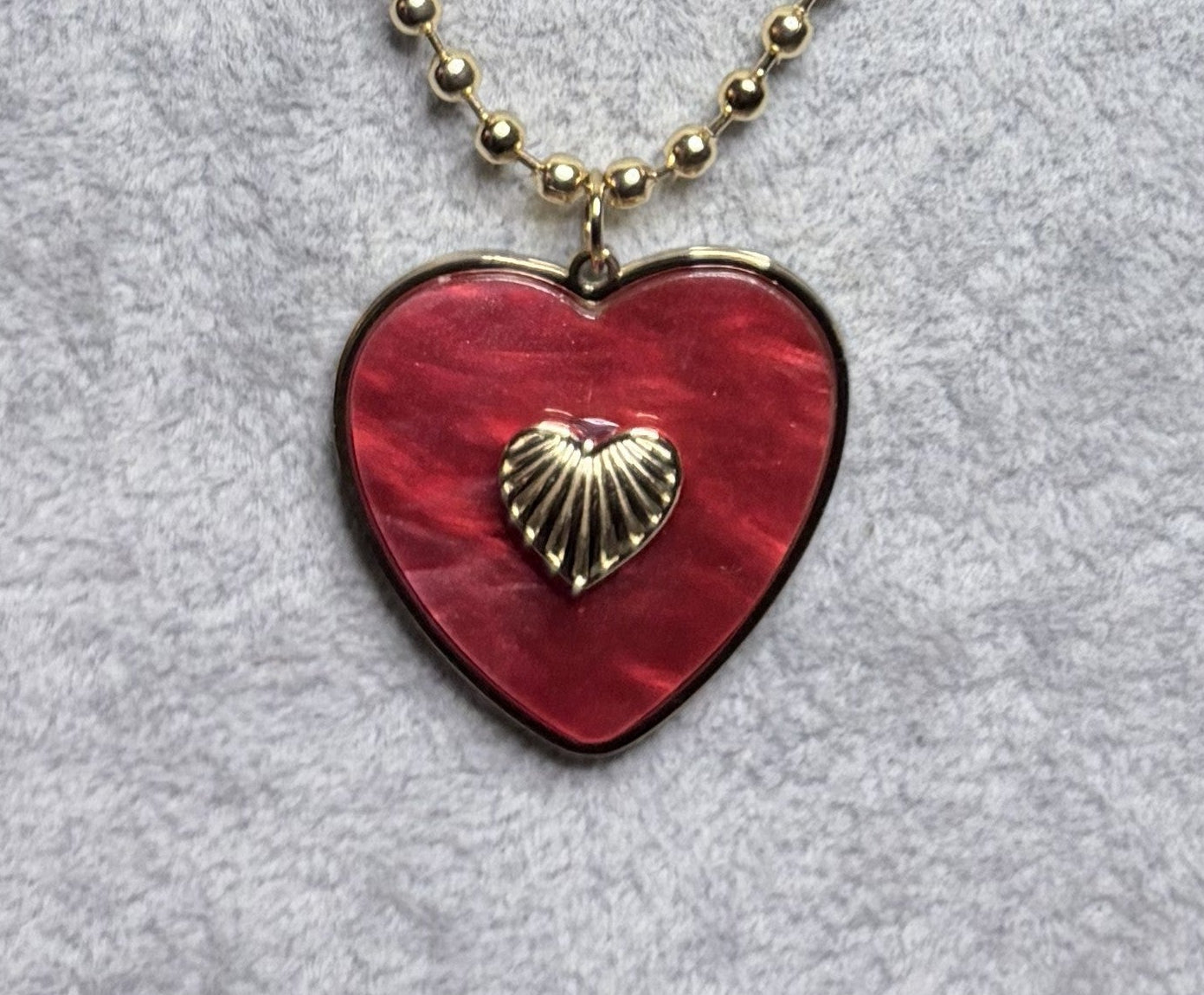 Collana cuore rosso con catena a sfere dorate — dettaglio ciondolo cuore