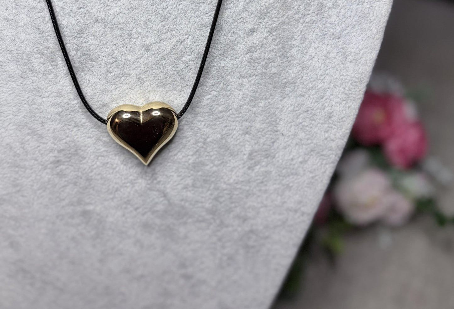 Collana cuore gold — dettaglio pendente cuore lucido placcato oro su cordino nero