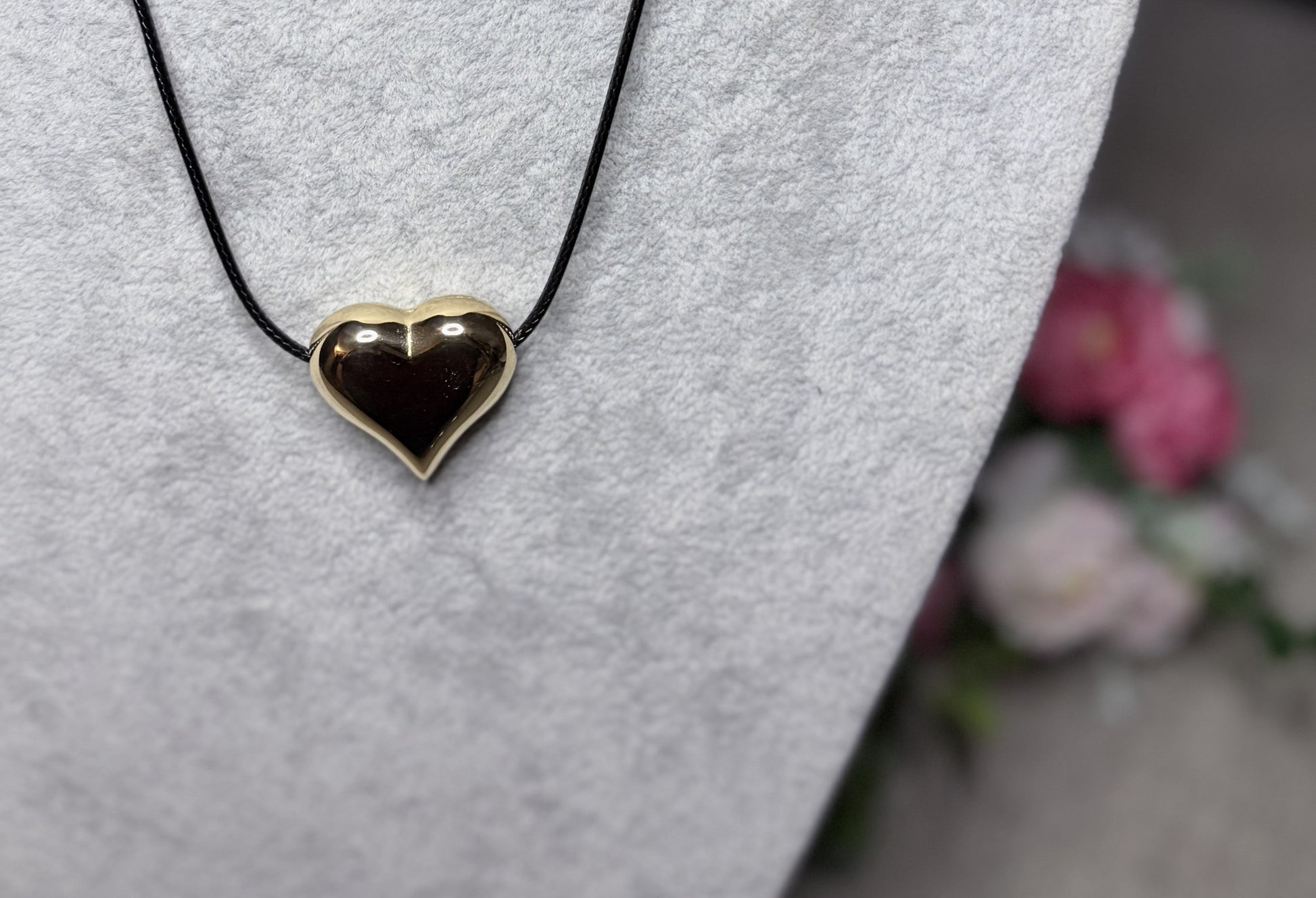 Collana cuore gold — dettaglio pendente cuore lucido placcato oro su cordino nero