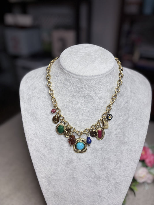 Collana charms multicolor gold su busto espositore — vista ravvicinata con pendente turchese centrale