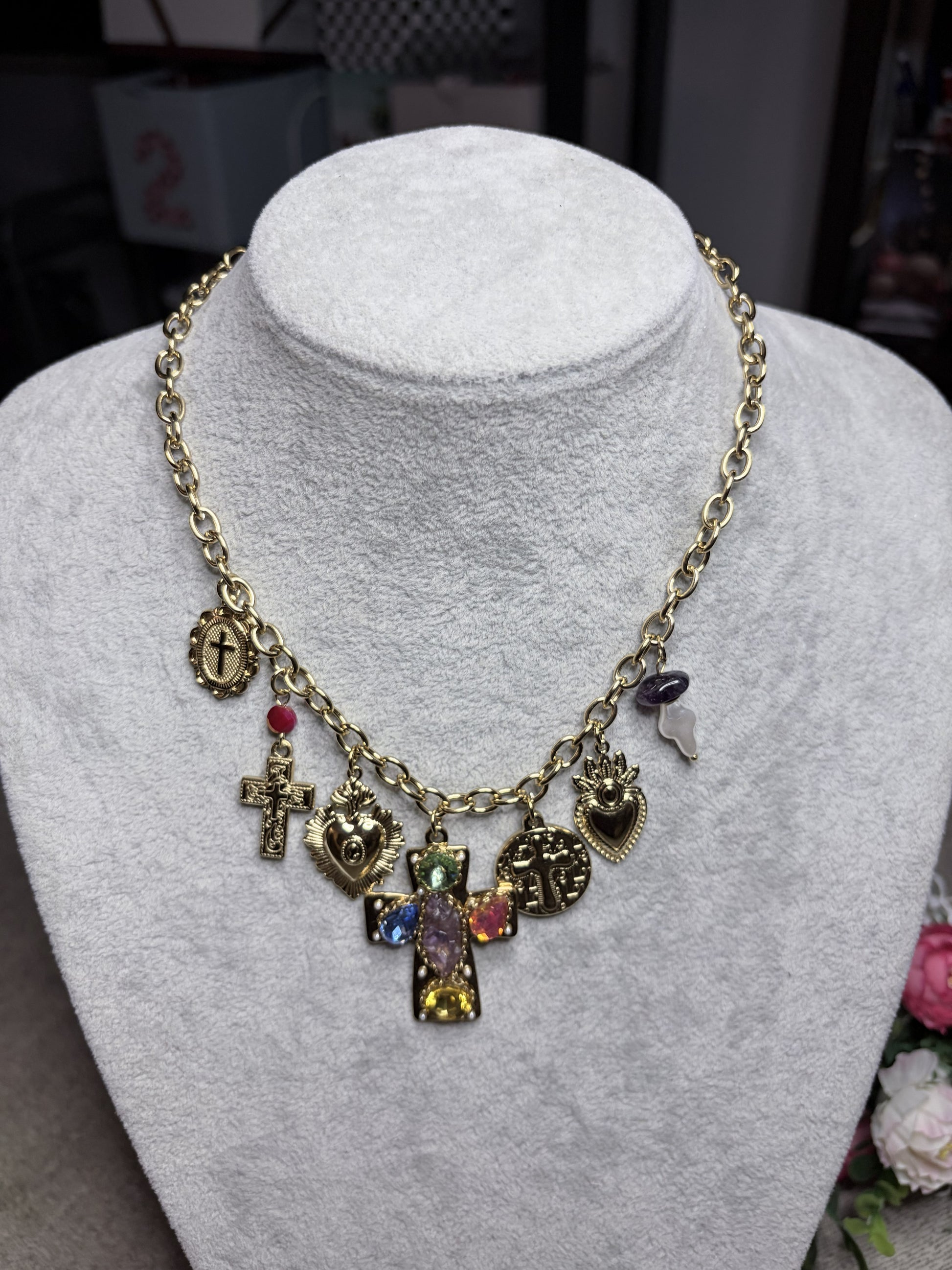 Collana charm sacro vintage placcata oro su busto espositore - vista frontale