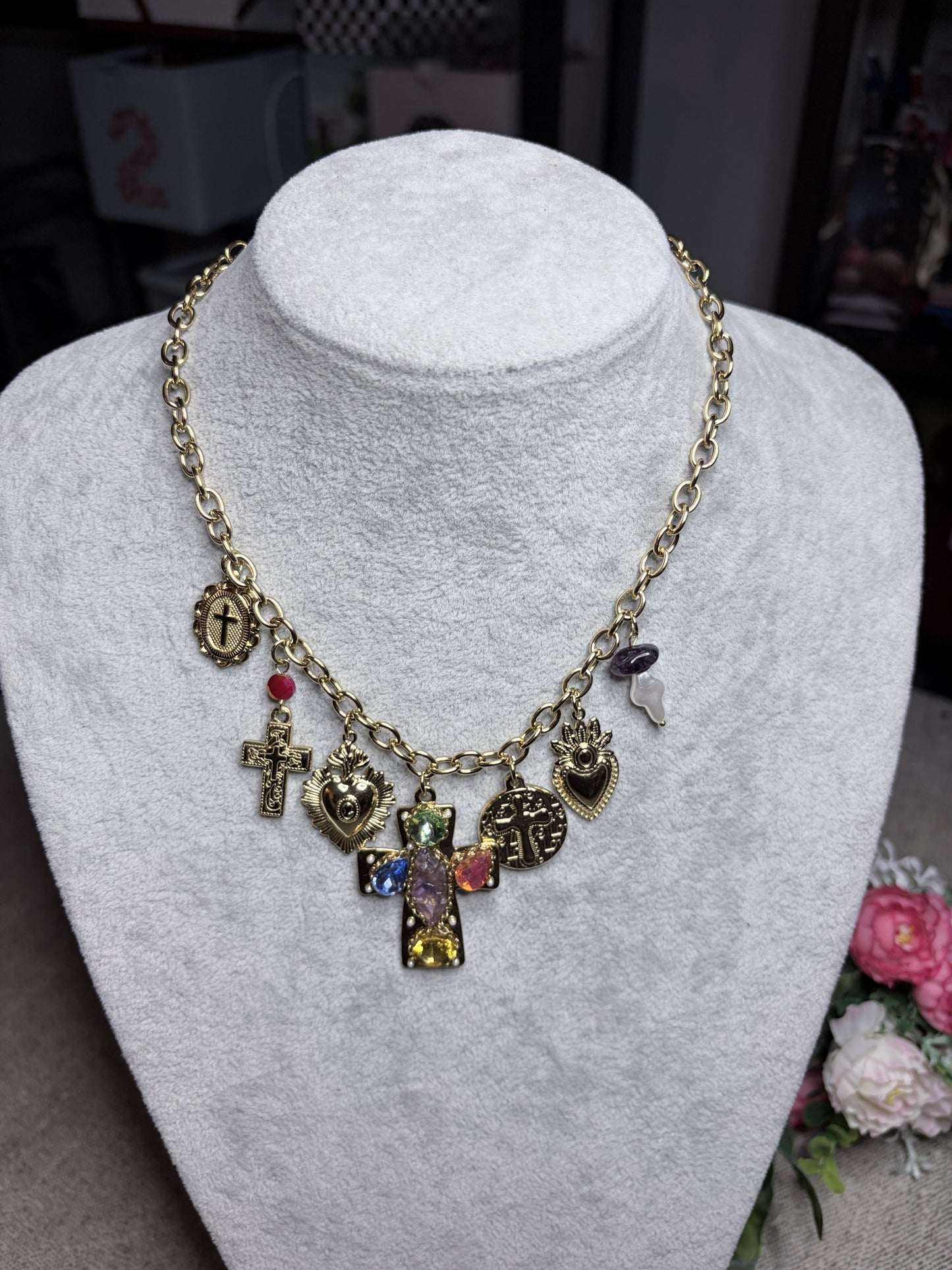 Collana charm sacro vintage placcata oro su busto espositore - vista frontale